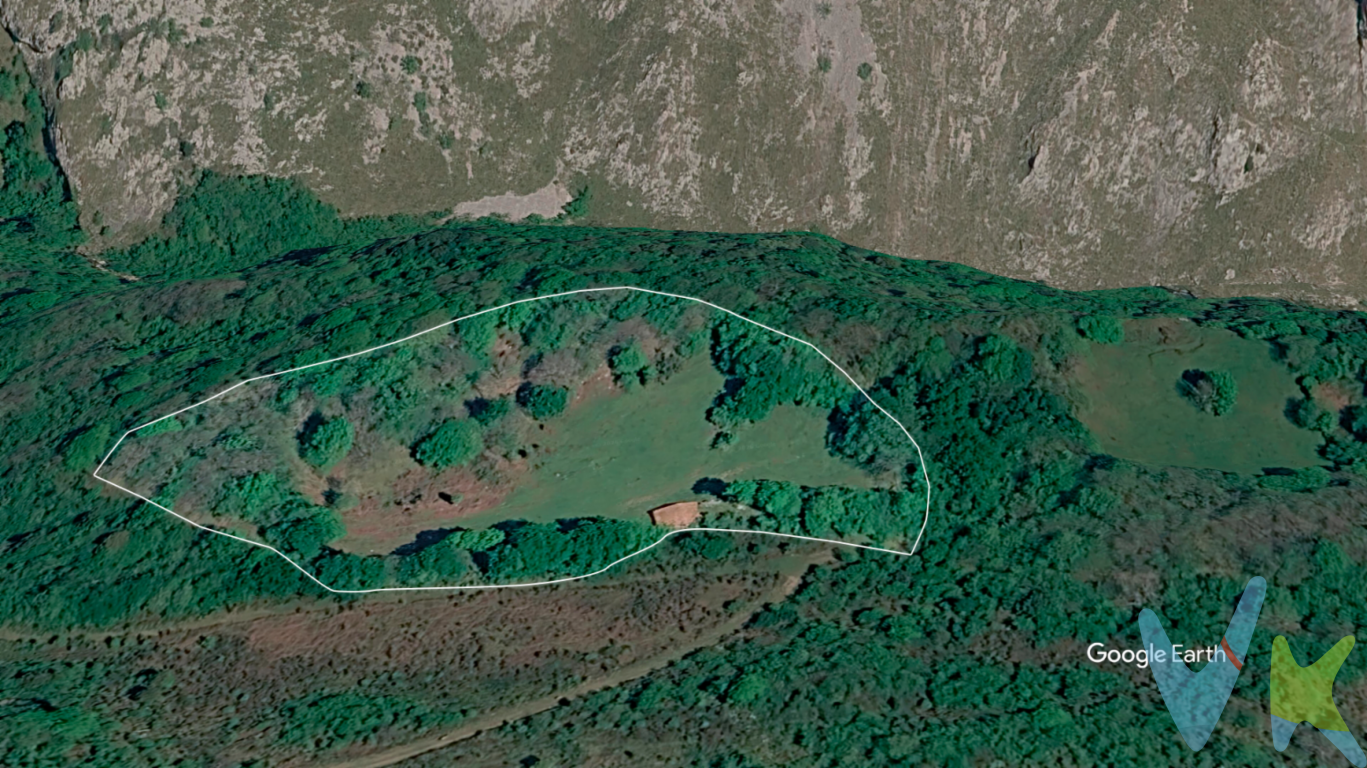  Se presenta una oportunidad inigualable para adquirir una magnífica finca en el pintoresco municipio de Cabrales, en el corazón de los Picos de Europa. Este terreno es ideal para aquellos que buscan un espacio de tranquilidad rodeado por la belleza natural asturiana. La finca se extiende sobre una amplia parcela que promete dejarse moldear por sus nuevos propietarios.Ubicada en Cabrales, esta propiedad se encuentra en un entorno donde la naturaleza se manifiesta con fuerza y belleza. Aquí, las majestuosas montañas de los Picos de Europa ofrecen un telón de fondo impresionante que cambia con las estaciones, brindando paisajes nevados en invierno y verdes praderas en primavera. Los amantes del senderismo, la escalada y otras actividades al aire libre encontrarán en esta ubicación un verdadero paraíso, con múltiples rutas y caminos para explorar a su antojo.Las posibilidades son infinitas y el único límite será su imaginación. La compra de esta finca en Cabrales es una inversión en calidad de vida. Es una invitación a vivir plenamente en un entorno excepcional, disfrutando de la simbiosis perfecta con la naturaleza . Aquí, cada día puede comenzar con el canto de los pájaros y espectaculares vistas al amanecer desde la propiedad.No es una finca edificable, solo se podría reconstruir o reformar la cabaña ( casa de 90m2) . Agua, por depósito y luz con generador o placa solar.NOTA: SOLO SE ATENDERÁN INTERESADOS QUE DEJEN SU NUMERO DE TELEFONOPRECIO DE VENTA SIN GASTOS NI IMPUESTOS INCLUIDOS: El precio de venta no incluye gastos de notaría, registro de la propiedad, gestoría, ni el Impuesto de Transmisiones Patrimoniales (ITP) o el IVA/AJD. El precio de venta no incluye los honorarios que se devengan a cargo del cliente comprador por la prestación de servicios de asesoramiento y gestión.  2%, con un mínimo de 2.000 EUR, del Precio de Venta (IVA no incluido). Dichos honorarios deberán ser abonados a la firma de la escritura pública.