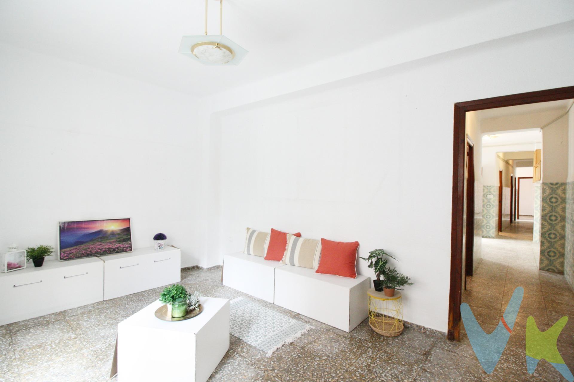 Hay viviendas que se compran y viviendas que se transforman en hogar. Esta es una de esas oportunidades especiales para quienes sueñan con diseñar cada rincón a su gusto y crear una casa única en una de las zonas más valoradas de Alaquàs: la zona del Castillo. La vivienda ofrece una distribución tradicional y un gran potencial de reforma, permitiéndote adaptarla completamente a las necesidades de tu familia. Dispone de tres habitaciones, un baño, cocina independiente, patio interior, terraza y trastero. Como valor añadido, la propiedad dispone de una fantástica terraza en la planta superior de casi 35 m², un auténtico rincón al aire libre con espacio más que suficiente para crear el ambiente que siempre has imaginado: desde una zona chill out hasta un comedor exterior para disfrutar con familiares y amigos. Su excelente emplazamiento te permitirá disfrutar de la tranquilidad de una zona consolidada, con todos los servicios, comercios, colegios y conexiones a pocos minutos, además del encanto y la historia que caracterizan el entorno del Castillo de Alaquàs. Una oportunidad perfecta tanto para quienes buscan crear la vivienda de sus sueños como para inversores que desean aprovechar el potencial de una propiedad en una de las mejores zonas del municipio. No dejes pasar la ocasión de descubrir todo lo que esta casa puede llegar a ser. INFORMACIÓN LEGAL AL CONSUMIDOR:. El precio indicado no incluye impuestos ni gastos derivados de la compraventa. Gastos a cargo del comprador:. • Impuesto de Transmisiones Patrimoniales (ITP): En segundas transmisiones, el tipo general vigente en la Comunitat Valenciana es del 10% sobre la base imponible, que será el mayor valor entre el precio de compraventa, el valor declarado o el valor de referencia catastral, pudiendo aplicarse tipos reducidos según las circunstancias del comprador. • Honorarios de intermediación inmobiliaria: 4% del precio final de venta con un mínimo de 4000 + IVA (21%), a cargo del comprador. No incluidos en el precio de venta. • Notaría y Registro de la Propiedad: Los aranceles son oficiales y variables en función del precio y características de la operación. La información contenida en este anuncio tiene carácter meramente informativo, no contractual y puede contener errores. La oferta está sujeta a cambios de precio o retirada del mercado sin previo aviso. La comercialización se realiza en régimen de exclusiva compartida, colaborando con otros profesionales inmobiliarios para ampliar las posibilidades de venta.