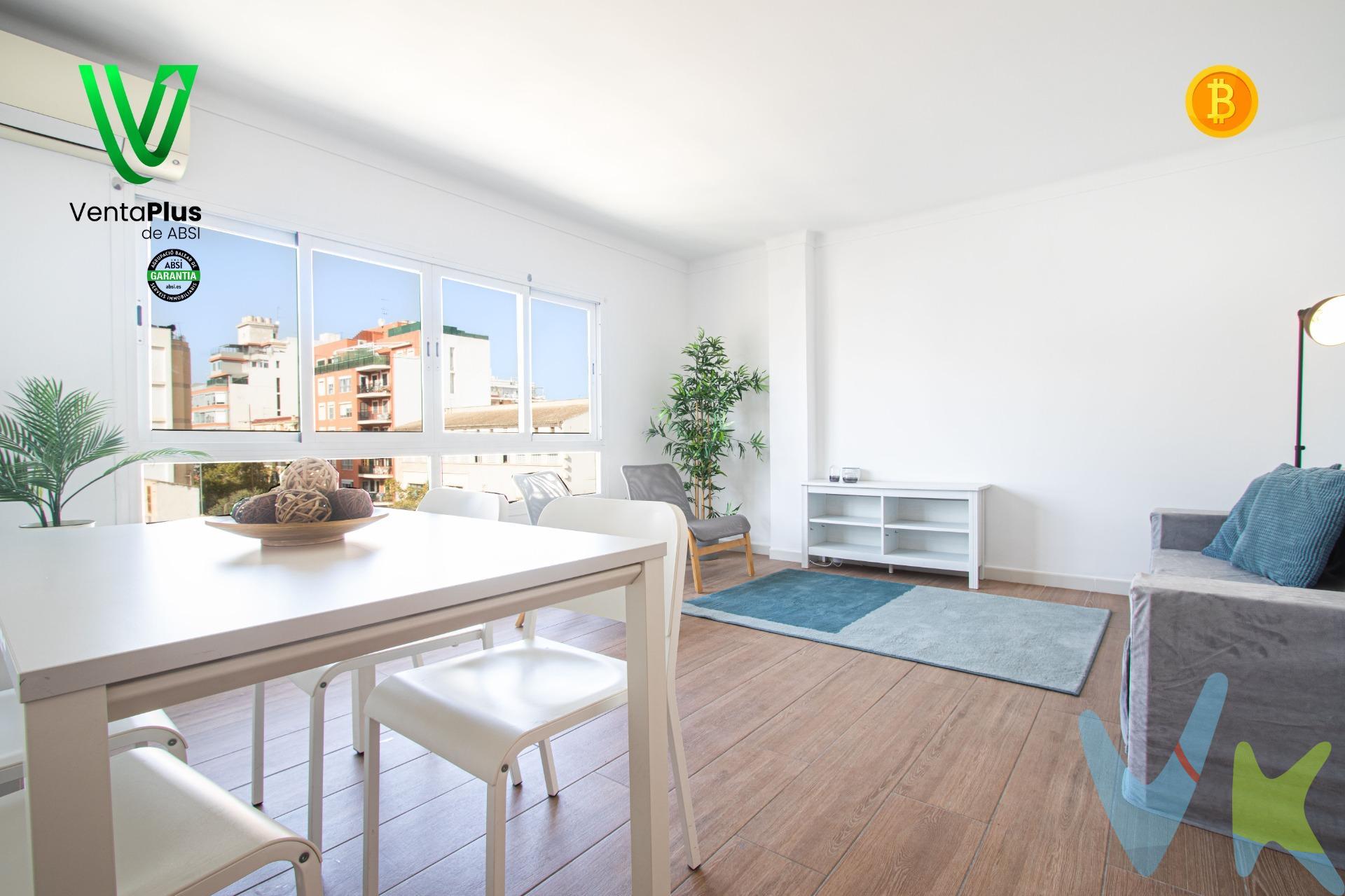 . Te presentamos este piso de 94m2 situada en el codiciado barrio de Arxiduc, donde la comodidad y la calidad de vida se unen en un solo lugar. Cuenta con  4 habitaciones, un baño completo y un aseo, por lo que nunca tendrás que preocuparte por la falta de espacio. Además, parte de la  vivienda ha sido actualizada en el 2.018, como electricidad , fontanería, cocina, baños y suelo, ofreciéndote un espacio fresco y moderno para disfrutar en familia. La vivienda cuenta con la  posibilidad de modificar la distribución de la misma , dependiendo de tus necesidades. Ubicado en un edificio construido en 1977 y equipado con ascensor, esta propiedad combina el encanto de lo clásico con todas las comodidades modernas que tu familia necesita. Además, cuenta con aire acondicionado en las principales estancias, garantizando tu confort en cualquier época del año. Y eso no es todo, ¡está a solo 1 minuto caminando del Parc de S'estacions, ideal para actividades al aire libre y tiempo de calidad en familia! Además, la Plaza España se encuentra a tan solo 5 minutos, brindándote acceso rápido a transporte público, tiendas y servicios. Para tu comodidad, también cuenta opcionalmente con un cómodo parking para tu vehículo (ubicado en un edificio próximo a la vivienda), garantizando tu tranquilidad y seguridad. Este inmueble ha sido certificado por ABSI (Asociación Balear de Servicios Inmobiliarios), lo que significa que la agencia comercializadora ha supervisado la documentación necesaria para la compraventa y que el inmueble forma parte de la bolsa de propiedades en multiexclusiva ABSI. No pierdas la oportunidad de convertir este espacio en el hogar de tus sueños. ¡Contáctanos hoy mismo para más información y agenda una visita! ¡Tu nuevo hogar te espera en Arxiduc!. Inmobiliaria Inscrita en el Registre Oficial d’Agents Immobiliaris de les Illes Balears con el NÚMERO REGISTRO: GOIBE747077/2024