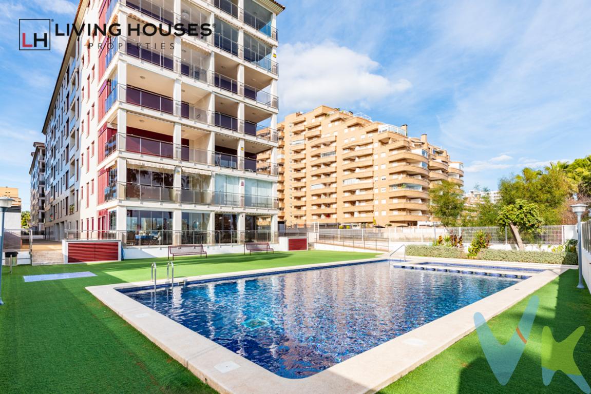  ¡Descubre tu nuevo hogar en la hermosa localidad de Oropesa del Mar-Orpesa! Situado en la zona de Marina d\'Or, este encantador apartamento se encuentra en la cuarta planta de un edificio moderno construido en 2007, ofreciendo una experiencia de vida cómoda y placentera. Al acceder al inmueble, te sorprenderás con la luminosidad y elegancia que irradian sus 75 metros cuadrados construidos, con 62 metros cuadrados útiles aprovechados al máximo.El apartamento cuenta con dos amplias habitaciones, diseñadas para ofrecerte el espacio y confort que mereces, y cuenta además con dos baños, uno de ellos en suite. La vivienda cuenta también con aire acondicionado por conductos en todas las estancias. Cada detalle ha sido cuidado con esmero, asegurando que disfrutes al máximo de tu hogar. Además, se encuentra completamente amueblado y equipado con electrodomésticos, lo que te permitirá mudarte sin preocupaciones. Su moderna cocina equipada, es el lugar perfecto para dejar volar tu creatividad culinaria mientras disfrutas de las vistas al mar.Uno de los puntos fuertes de esta propiedad es su impresionante terraza de 13 metros cuadrados, desde la cual podrás contemplar la serenidad del mar mientras disfrutas de un café por la mañana o una cena al atardecer. La orientación del apartamento permite que la luz natural bañe cada rincón, creando un ambiente cálido y acogedor. Por si fuera poco, el edificio está equipado con un ascensor, facilitando el acceso de manera cómoda y segura.En cuanto a servicios adicionales, el apartamento dispone de una plaza de garaje, asegurando que estacionar nunca sea un problema. También cuenta con un trastero, ideal para almacenar aquellos objetos que no utilizas a diario pero que deseas mantener a mano. Los amantes del verano disfrutarán de la piscina comunitaria del edificio, un espacio diseñado para el relax y el disfrute de toda la familia.La ubicación es inmejorable, con excelente conexión a través de tren y bus, lo que facilita tanto su llegada como su salida de la zona. Estarás a poca distancia de servicios y actividades que enriquecen el día a día. Marina d\'Or es conocida por su vibrante oferta de ocio y entretenimiento, garantizando que siempre haya algo emocionante que hacer.Para quienes buscan una inversión sólida, este apartamento se presenta como una oportunidad única. La demanda en esta área es alta, lo que convierte a este inmueble en tanto un hogar ideal como en una excelente inversión a futuro. Sin importar si buscas un lugar para vivir a tiempo completo, un refugio de descanso o una propiedad de inversión, este piso cumple con cualquiera de esas necesidades.No pierdas la oportunidad de vivir en un entorno idílico, con la playa a tus pies y todos los servicios necesarios a tu alcance. Concerta una visita para apreciar en persona todo lo que este maravilloso piso tiene para ofrecerte. Te invitamos con entusiasmo a conocerlo y descubrir por qué este podría ser el hogar de tus sueños. Llámanos hoy mismo para agendar tu visita y da el primer paso hacia una nueva y emocionante etapa en tu vida.--------------------------------------Agencia inmobiliaria en Oropesa del mar si quieres comprar o vender casas pisos o locales en la comunidad Valenciana con oficina en Oropesa del Mar, Castellón. Para mayor seguridad en la compraventa, todas nuestras viviendas poseen FICHA DE CERTIFICACIÓN DE INMUEBLES registrada por la Asociación de Inmobiliarias de la Comunidad Valenciana ASICVAL. Antes de comprar o de entregar las arras, pida el Certificado de la vivienda para estar seguro y tranquilo sobre la situación legal, urbanística y de cargas de la misma. Los impuestos, gastos de notaría y registro no están incluidos en el precio de venta. 