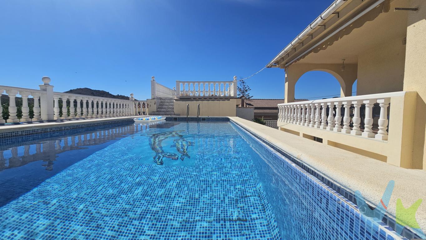 En la tranquila localidad de Riba-roja de Túria, se presenta una oportunidad única para adquirir una excepcional casa chalet independiente que promete ser su hogar ideal. Esta propiedad en venta destaca por su excelente ubicación y las magníficas características que ofrece, convirtiéndola en una inversión sólida para el futuro.La vivienda cuenta con 201 metros construidos, de los cuales 185 son útiles, distribuyéndose de manera eficiente para maximizar el espacio y el confort de sus habitantes. Construida en el año 1987, la casa ha sido mantenida en excelente estado, ofreciendo el encanto de una construcción sólida con las comodidades modernas deseadas. Sobre una parcela de 741 metros cuadrados!Actualmente se considera la casa urbana y el suelo rústico!La casa dispone de cuatro amplias habitaciones que proporcionan el espacio perfecto para una familia numerosa. Además, cada espacio ha sido diseñado pensando en la comodidad y funcionalidad, garantizando un ambiente acogedor y práctico. La casa también cuenta con un amplio salón que invita a disfrutar de momentos inolvidables en familia o con amigos.Para quienes valoran la comodidad de tener transporte público cercano, esta propiedad es ideal gracias a la proximidad con paradas de metro y de autobús. Esta ventaja facilita el acceso al centro de Riba-roja de Túria y otras áreas cercanas, haciendo que su día a día sea mucho más cómodo y eficiente.El exterior de la propiedad es igualmente impresionante. Un jardín ofreciendo un oasis de tranquilidad donde podrá disfrutar del aire libre sin salir de su propio hogar. La zona ajardinada es perfecta para disfrutar de tardes al sol, organizar reuniones familiares o simplemente relajarse con un buen libro.Entre las comodidades adicionales de esta propiedad, se destaca un amplio garaje que provee un espacio seguro para el estacionamiento de vehículos y almacenamiento extra. Además, se incluye un trastero que ofrece un lugar conveniente para guardar artículos de temporada o pertenencias adicionales, ayudando a mantener la casa ordenada y organizada. Y su gran paellero para paellas a leña y barbacoas...La joya de la corona es, sin duda, su magnífica piscina. Esta característica proporciona el lugar perfecto para disfrutar del clima mediterráneo durante los meses más cálidos, transformando su hogar en un refugio privado donde relajarse y refrescarse se convierte en una experiencia revitalizante.Para su comodidad, la casa se vende completamente amueblada y equipada con electrodomésticos, lo que le permitirá mudarse sin preocuparse por amueblar y equipar su nuevo hogar. Esta ventaja no solo ahorra tiempo y esfuerzo, sino que también asegura que cada espacio ha sido optimizado para combinar lujo y funcionalidad junto un gran solarium en alto!En resumen, esta casa en Riba-roja de Túria es una mezcla perfecta de confort, conveniencia y belleza. Su ubicación estratégica, el diseño bien pensado y las comodidades integrales la convierten en el lugar perfecto para establecer su hogar. No pierda la oportunidad de visitarla y descubrir por usted mismo todo lo que tiene para ofrecer. Esta es una inversión que seguramente apreciará con el tiempo. Le invitamos a concertar una cita para ver de cerca esta magnífica propiedad y comenzar a escribir su nueva historia en un hogar verdaderamente excepcional. 