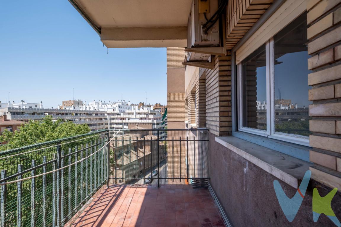 Piso en venta en calle Santa Lucía, junto al Paseo de la Ribera y plaza Europa. Situado en una 7ª planta completamente exterior, aquí la luz natural es la auténtica protagonista de cada habitación, ofreciéndote un espacio alegre, despejado y lleno de vida. - Espacios con alma y todo el potencial que necesitas. Olvídate de las distribuciones oscuras. Esta vivienda está pensada para aprovechar cada metro cuadrado y adaptarse al estilo de vida actual:. - Salón con acceso a pequeña terraza: El rincón perfecto para disfrutar de tus mañanas, relajarte con un libro o cuidar tus plantas mientras disfrutas de la luz del sol. -3 dormitorios exteriores: Espacios versátiles e independientes, perfectos para la familia, invitados o para diseñar tu propia zona de teletrabajo. El dormitorio principal incluye un amplio armario empotrado. - Cocina independiente: Funcional y cómoda, ideal para cocinar a gusto manteniendo los olores completamente aislados del resto de la casa. - Almacenamiento inteligente: El recibidor cuenta con otro práctico armario empotrado, la solución perfecta para abrigos y maletas nada más cruzar la puerta. - El baño de la vivienda requiere una actualización. Lejos de ser un inconveniente, esto te da la ventaja de diseñar un espacio de bienestar completamente a tu medida, eligiendo los materiales y acabados que siempre has querido, sin pagar por reformas ajenas que no encajan con tu estilo. - Este piso cuenta con calefacción y agua caliente central incluidas en los gastos de comunidad, lo que te garantiza una temperatura óptima constante y una enorme tranquilidad económica mes a mes. -Portal completamente adaptado (a cota cero, sin barreras arquitectónicas) y 2 ascensores, ideal para carritos de bebé, compras pesadas o personas con movilidad reducida. .  Contacta ahora para coordinar tu visita y ven a descubrir todo su potencial. *** Gastos e impuestos no incluidos. A título orientativo, en segundas transmisiones, el comprador abonará: Impuesto sobre Transmisiones Patrimoniales (ITP), tipo general en Aragón al 8% (*). Base de cálculo: mayor valor entre precio de compraventa o valor de referencia catastral. Gastos de Notaría y Registro: Aranceles variables según precio, número de copias y complejidad; cálculo según tarifas normativas. Si se precisa hipoteca: Tasación, condiciones y costes bancarios según entidad elegida por el comprador; así como gastos de gestoría y cualesquiera otros inherentes a la compraventa. No se incluyen otros gastos o tributos que puedan por Ley corresponder al comprador. Operación sujeta a doble mediación. Existen honorarios a cargo del comprador, salvo pacto en contrario, no incluidos en PVP. El consumidor conforme a la normativa vigente podrá solicitar información y documentación adicional relativa al inmueble, sus características, condiciones de la operación y del servicio de mediación en la oficina y/o a través de nuestro teléfono de contacto o mail. La agencia actúa exclusivamente como intermediaria en la compraventa, cuyas condiciones, en todo caso, estarán sujetas a la aceptación expresa del vendedor del inmueble y posterior formalización del contrato. La información suministrada se corresponde con la disponible a la fecha de publicación, pudiendo variar en función de las circunstancias o actualizaciones legales, contractuales y fiscales. Anuncio de carácter meramente informativo. Para una información exhaustiva sobre el funcionamiento, tipos impositivos y bonificaciones del ITP en Aragón, puede consultar el portal oficial de la Agencia Tributaria Autonómica. Tarifas notariales y registrales reguladas en el Anexo I del Real Decreto 1427/1989, respectivamente.