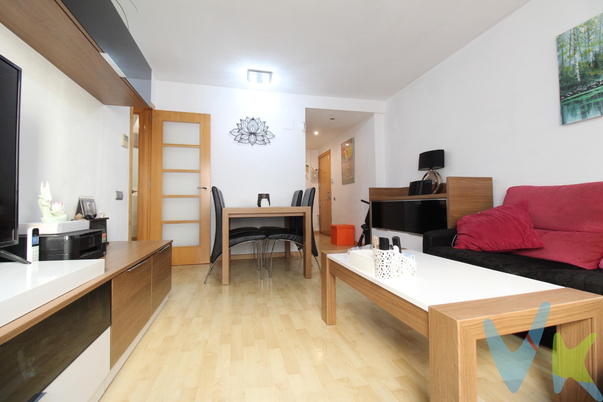 Quieres un piso seminuevo en el centro de Les Roquetes?. Te presentamos uno de 2 habitaciones amplias y con luz natural! El comedor es muy amplio y tiene salida al balcón. La cocina es independiente y tiene salida a un patio de uso privado!. La vivienda se encuentra en el primer piso en una finca con ascensor, aunque actualmente no está activo!. Es una buena oportunidad para iniciar una nueva vida en Les Roquetes. Te animas a verlo?