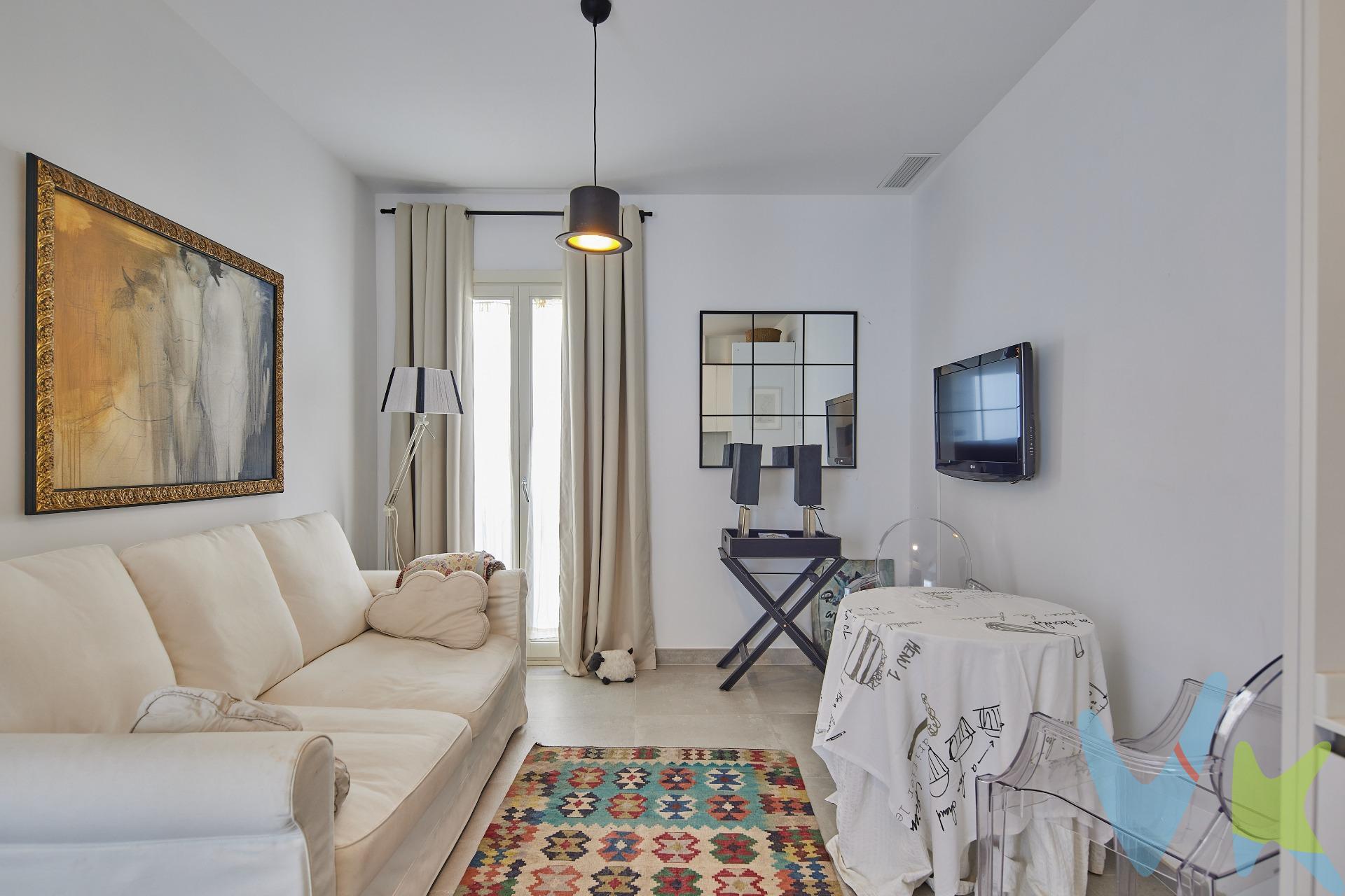 Magnífico apartamento de un dormitorio con terraza privada en pleno centro de Cádiz a escasos metros de la Plaza de San Juan de Dios (Ayuntamiento) y de las principales zonas comerciales de la ciudad. Edificio con menos de cinco años de construcción que cuenta con ascensor. El apartamento cuenta con un dormitorio con balcón a la calle, salón con cocina americana igualmente con balcón a la calle y cuarto de baño. Estancias luminosas. Tanto el edificio como el apartamento se encuentran en perfecto estado sin necesidad de reforma alguna. Cocina amueblada, cuarto de baño con plato de ducha. Suelos de mármol, paredes de perlita. Posibilidad de activar servicio de aerotermia en la vivienda. Además la vivienda cuenta con terraza privada en la planta de cubierta del edificio a la que se puede acceder en ascensor. . Periodo de validez de la publicación 31/12/2026. Honorarios de agencia: 3% más IVA (21%) del precio de compraventa. Se hace constar que la agencia efectúa una labor de intermediación, y que las condiciones finales de la compraventa quedan sujetas a la aceptación expresa de la parte vendedora y formalización del contrato de compraventa. Gastos aproximados de comprador en concepto de Aranceles notariales y Registro de la Propiedad: 900 € - 1.500 €, variables según operación (Real Decreto 1426/1989 y Real Decreto 1427/1989). Operación sujeta a I.T.P. (7%) (Ley 5/2021, de 20 de octubre, de Tributos Cedidos de la Comunidad Autónoma de Andalucía). *Estimación tipos generales de gastos de compra según ley. Todos los porcentajes son aplicables sobre precio de compraventa del inmueble o valor de referencia catastral. Gastos particulares de financiación por cuenta de comprador no incluidos. Consulte con nosotros si tiene bonificaciones en su caso concreto, estaremos encantados de asesorarle con todo detalle.