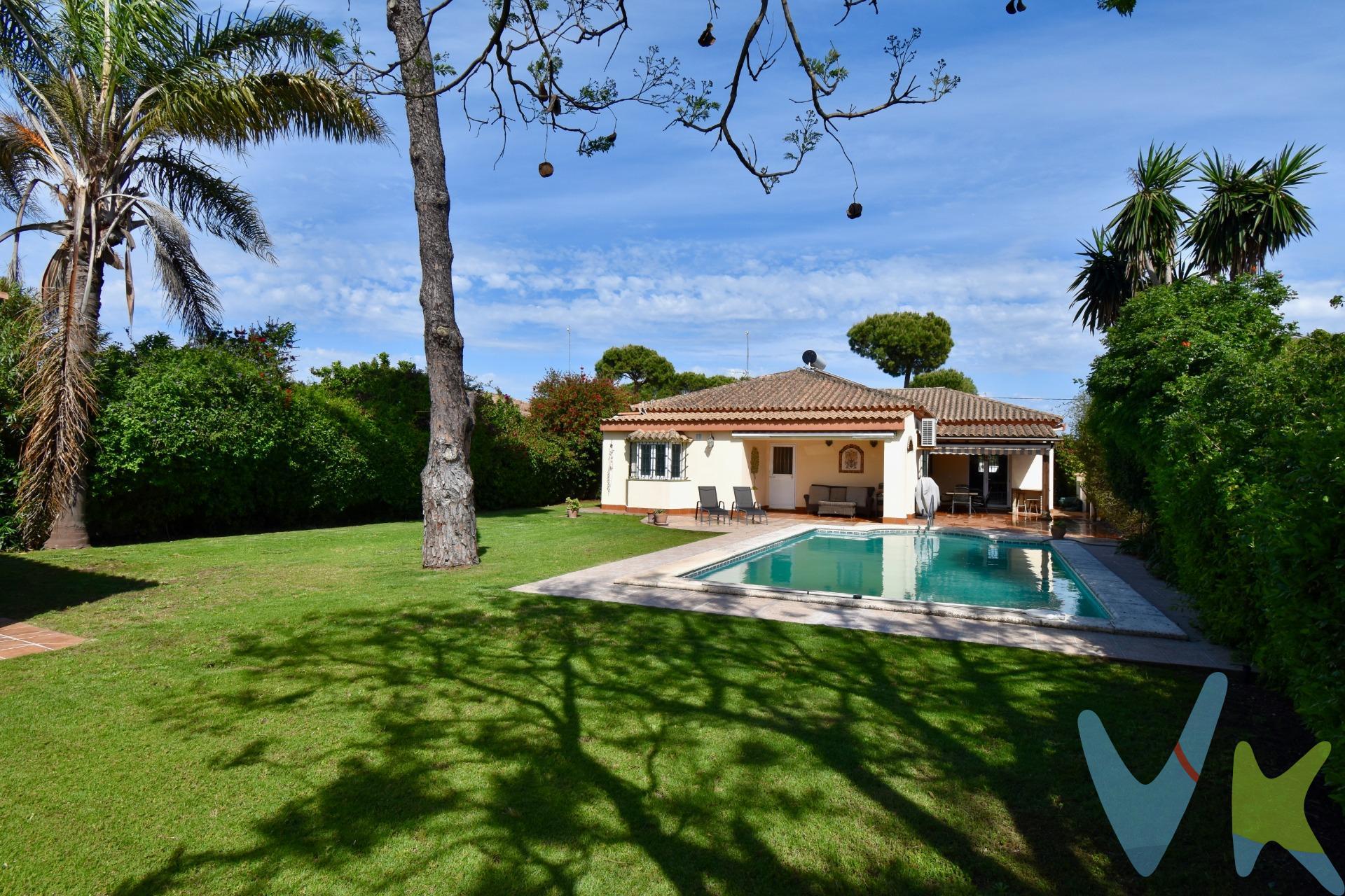 VILLA EN LA BARROSA CON PISCINA. Playa a 10 - 12 minutos caminando .  . Vivienda de 178 m2 en parcela de 1.056 m2. Todo en planta baja . Tres dormitorios con armarios empotrados y dos baños completos (uno de ellos en suite). Todas las estancias de gran tamaño. Salón con chimenea, gran cocina independiente con acceso a porche trasero y zona de piscina, amplio hall de entrada, sala despacho .. porche delantero .. Climatización frío / calor en toda la vivienda por conductos, chimenea en el salón, acumuladores de calor en todas las estancias, agua caliente por placas solares y termo eléctrico ..  . La propiedad incluye aparcamiento para 3  vehículos en el interior de la parcela, aparcamiento techado (14,76 m2) para un vehículo más, cuarto trastero y de depuradora (15,27 m2), piscina privada de 45 m2, pequeño trastero adicional (3,20 m2), barbacoa, riego automático, toldos  ...  . Visítenla sin compromiso... será un placer atenderles.  . En cumplimiento del Decreto de la Junta de Andalucía 218/2005 del 11 de Octubre, se informa al cliente que los gastos notariales, registrales, impuestos, honorarios de la agencia y otros gastos inherentes a la compraventa no están incluidos en el precio.  .  