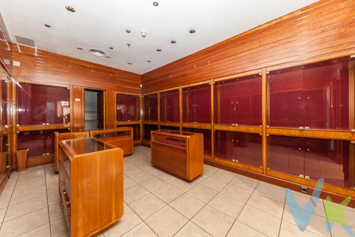 **Se vende local en Gijón, zona La Calzada**Presentamos una excelente oportunidad de inversión en La Calzada, uno de los barrios más emblemáticos de Gijón. Este local en venta es ideal para aquellos emprendedores que buscan establecer su negocio en una ubicación estratégica y con gran visibilidad.El inmueble cuenta con una superficie de 34 metros cuadrados útiles, además de 37,93 metros cuadrados construidos. Esta distribución ofrece el espacio suficiente para adaptar el local a diversas actividades comerciales, garantizando un entorno acogedor para sus clientes. La versatilidad de este establecimiento lo convierte en una opción atractiva para diferentes tipos de negocio, desde boutiques hasta oficinas o incluso un acogedor café.Una de las principales ventajas de esta propiedad es su excelente ubicación. La Calzada es una zona con una gran actividad comercial y un ambiente vibrante, lo que asegura un constante flujo de potenciales clientes. Estar en esta área significa estar rodeado de otros negocios consolidados, lo cual incrementa el tráfico peatonal y, en consecuencia, las oportunidades de éxito para su negocio.El local se encuentra perfectamente comunicado, con varias paradas de autobús cercanas que facilitan el acceso al mismo desde cualquier punto de la ciudad. La proximidad a las principales líneas de transporte público hace que llegar al local sea sencillo tanto para clientes como para empleados, propiciando una afluencia constante de visitantes. Además, la zona cuenta con amplios servicios y comodidades que contribuyen a la comodidad y atractivo de su ubicación.Diseñado para maximizar el uso eficiente del espacio, el local ofrece una distribución inteligente que optimiza cada metro cuadrado. Las posibilidades de personalización y adaptación del espacio son prácticamente ilimitadas, permitiendo que el nuevo propietario pueda transformarlo según las necesidades específicas de su negocio. La construcción del local es sólida y está en buen estado de conservación, ofreciendo una base estable sobre la que desarrollar cualquier tipo de actividad.Este lugar es, sin duda, una oportunidad que no querrá dejar pasar. La inversión en propiedades comerciales en zonas de alta demanda como La Calzada es siempre una decisión acertada, asegurando una revalorización del inmueble con el paso del tiempo. Al adquirirlo, estará garantizando un espacio estratégico y en constante crecimiento, en el que su actividad comercial tendrá amplio potencial de desarrollo y expansión.No deje pasar la oportunidad de visitar este local y conocer de primera mano todas las ventajas que ofrece. Le invitamos a programar una visita para que pueda ver personalmente el potencial de esta propiedad. No solo estará comprando un local, sino también el comienzo de un nuevo capítulo lleno de oportunidades. Convierta su visión empresarial en realidad adquiriendo este local, estratégicamente ubicado en una de las zonas más dinámicas de Gijón.Actualmente acondicionado como joyería pero apto para darle cualquier giro.Otra de las opciones que se contempla es que la propiedad aceptaría un cambio por piso y pagaría la diferencia (a consultar).Para más información y concertar una visita, no dude en ponerse en contacto. Estaremos encantados de atenderle y mostrarle todos los detalles que este fantástico local tiene para ofrecer. ¡Su próximo gran éxito comercial puede estar aquí!El precio no incluye gastos de Notaría, Registro e Impuestos de Transmisiones.