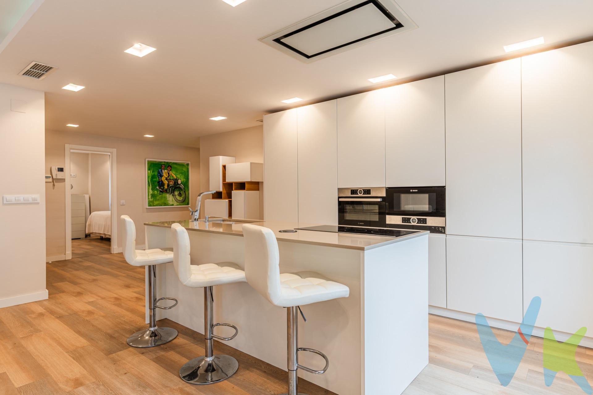 Descubre este espectacular piso con ascensor donde la modernidad se encuentra con la elegancia, ubicado en el corazón de Jerez de la Frontera, listo para entrar a vivir.  La vivienda en origen de 3 domitorios y actualmente convertida en 2, dispone de 1 habitación doble de gran tamaño y otra sencilla, ambas con armarios empotrados, un baño con plato de ducha y equipado con lavadora y secadora. La joya de la vivienda es su amplio salón comedor-cocina, que hará las delicias de propios e invitados. Su orientación sur asegura luminosidad durante todo el día y sus ventanas de doble cristal, proporcionan confort climático y aislamiento acústico. Incluye garaje privado para mayor comodidad y trastero adicional para almacenamiento extra. Disfruta del confort que ofrece su aire acondicionado centralizado y sus ambientes cuidadosamente amueblados. Cuenta también con excelentes conexiones mediante autobuses urbanos para ir a cualquier lugar de Jerez, muchos colegios para elegir, el conservatorio Joaquín Villatoro, 2 restaurantes estrella Michelin y todos los servicios del centro de la ciudad. No pierdas esta gran oportunidad y llama para ampliar  la información y visitarlo.