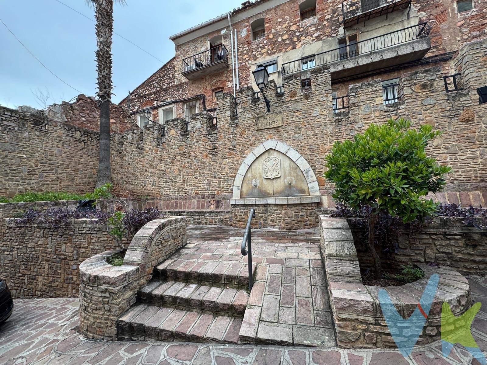 ♣♣ SE VENDE CASA DE PUEBLO CON ENCATO EN SERRA –AÑO 1895, PARA REFORMAR ♣♣. Descubre el encanto de esta auténtica casa de pueblo construida en 1895, situada en el corazón de Serra, un enclave único rodeado de naturaleza y tranquilidad. La vivienda, de dos alturas y con fachadas a dos calles, ofrece un sinfín de posibilidades para crear el hogar de tus sueños o un refugio rural con carácter propio. Su estructura conserva la esencia de la arquitectura tradicional, con muros de piedra y detalles que evocan otra época. Ideal para quienes buscan una propiedad con historia y potencial de reforma en un entorno natural privilegiado. Serra es un pueblo lleno de vida y encanto, rodeado de parajes naturales excepcionales y conocido por sus magníficas rutas de senderismo, perfectas para los amantes del aire libre y la montaña. Una oportunidad única para invertir en un rincón con alma, donde tradición, naturaleza y tranquilidad se dan la mano.  Características principales:. 	•	Casa de 2 alturas. 	•	Año de construcción: 1895. 	•	Da a dos calles. 	•	Necesita reforma integral. 	•	Ubicación ideal en un entorno natural incomparable. NO DEJES ESCAPAR LA OCASION!!!. En el precio del inmueble no están incluidos los gastos de la compraventa ni los honorarios de la agencia. El mobiliario no esta incluido en el precio