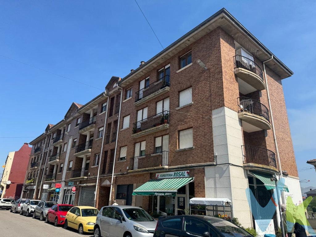 Piso de 4 dormitorios en el centro de Los Corrales de Buelna. Una vivienda de 4 habitaciones y dos cuartos de baño, totalmente exterior,  con una espectacular terraza tanto por su tamaño como por sus vistas. Situada en una zona privilegiada, céntrica y al mismo tiempo tranquila. Junto a la icónica Iglesia de Los Corrales de Buelna y la plaza de la Constitución. . Un piso que destaca por su luminosidad natural en todas las estancias, que son totalmente exteriores orientadas al sur, este y oeste, lo que aporta una sensación de calidez y bienestar durante todo el día. . Cuenta con 4 habitaciones espaciosas, ideales para familias, teletrabajo o quienes buscan espacio adicional. Dispone de 2 baños , una cocina independiente con galería, perfecta para el día a día, y una amplia terraza donde disfrutar del aire libre, tomar el sol o relajarse, ya que tiene la medida perfecta para utilizar tanto de día como de noche, es uno de los puntos fuertes de esta vivienda. Además dispone de una buhardilla - trastero muy grande. Ubicado a un paso de todos los servicios: supermercados, centro de salud, colegios, biblioteca, comercios, y con excelente comunicación en transporte público – a pocos minutos andando de paradas de autobús y estación de tren. Ideal para quienes buscan amplitud, luminosidad, vistas y ubicación. Un hogar pensado para hacerte la vida fácil, desde el primer día. Gastos de la transacción: . Compra gravada por impuesto de Transmisiones Patrimoniales (7%). El adquiriente deberá hacerse cargo del coste de la escritura y su inscripción en el Registro de la Propiedad.