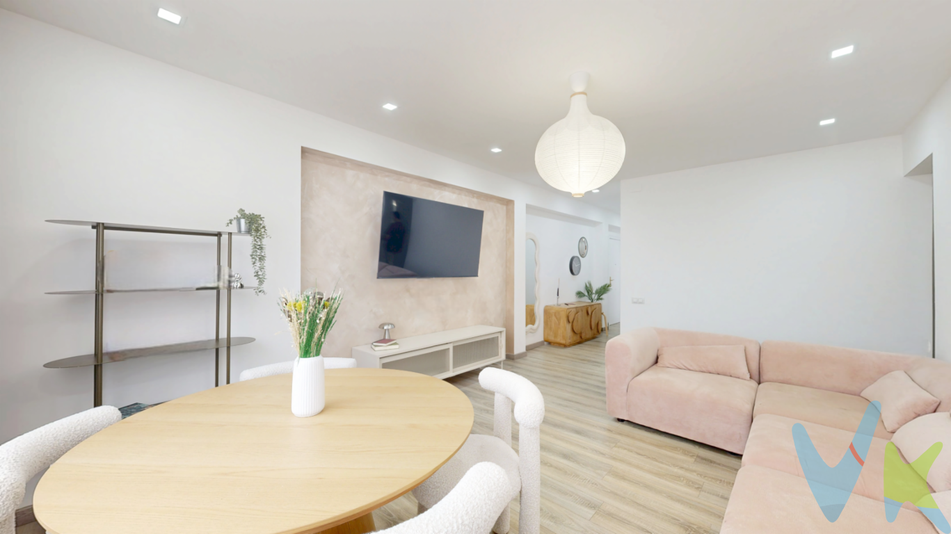 Vivienda con 3 habitaciones totalmente reformada en el 2025. Hay pisos y luego hay lugares que te abrazan desde el primer instante.Este piso no es solo una vivienda, es una historia recién estrenada. Reformado de manera integral el año pasado, cada rincón ha sido pensado con mimo, con ese equilibrio perfecto entre diseño y calidez que hace que todo encaje sin esfuerzo. Los materiales, los acabados, la luz todo transmite armonía, como si el espacio respirara tranquilidad.Aquí, cada mañana empieza con suavidad entre sus tres habitaciones, espacios que invitan tanto al descanso como a la vida. El baño, elegante y funcional, acompaña con discreta sofisticación. Y el salón ese lugar donde la vida ocurre, donde las conversaciones se alargan y el tiempo parece ir más despacio.Una tercera planta sin ascensor, pero muy cómoda, hará que al abrir la puerta, todo cobre sentido. Vuelves de viaje, de trabajar, de comprar, de hacer una gestión, ... y al regresar a casa, nada más entrar piensas ¡qué bien estoy en mi hogar!!! Así te hará sentir esta vivienda, tu próximo hogar, donde te llenarás de energía y donde te podrás sorprender cada día con lo agradable que resulta el olor del café de la mañana y el vivir en ellaLa ubicación es otro de sus grandes secretos: a un paso de la Avenida al Vedat, rodeado de servicios, vida y comodidad; y a la vez perfectamente conectado, con metro cercano y acceso rápido a Valencia. Es ese punto exacto donde todo está cerca, pero sin renunciar a la calma.Un piso listo para entrar a vivir, sí .... pero sobre todo, listo para ser vivido. Porque hay lugares que no solo se habitan se sienten.Si tienes que vender antes tu vivienda, llámanos y te asesoramos cómo hacerlo para además tener los mínimos gastos posibles y todas las garantías.Agencia Registrada con el nº00516 en el Registro Obligatorio de Agentes Inmobiliarios de la Comunidad ValencianaPor mandato expreso del propietario, COMERCIALIZAMOS ESTE INMUEBLE EN EXCLUSIVA, lo que le garantiza el acceso a toda la información, a un servicio de calidad, un trato fácil, sencillo y sin interferencias de terceros. Por este motivo, se ruega NO MOLESTAR AL PROPIETARIO, a los ocupantes de la propiedad o a los vecinos. Muchas gracias por su comprensión.La oferta está sujeta a cambios de precio o retirada del mercado sin previo aviso. Este anuncio en su conjunto, incluyendo textos, fotos, imágenes o cualquier otro contenido de este, no es vinculante dado que la información es ofrecida por terceros y puede contener errores. Se muestra a título informativo y no contractual.El precio del inmueble no incluye los honorarios de la agencia que ascienden al 4%+IVA del precio final del inmueble, ni los gastos de notaría y registro de la propiedad (que están sujetos a aranceles y varían dependiendo del precio de escrituración), ni los impuestos (que en la Comunitat Valenciana varían dependiendo del precio del inmueble y de las características personales del comprador).Esta propiedad se pone a la venta con toda la documentación comprobada y en regla, por lo que ofrecemos GARANTIAS a los compradores.