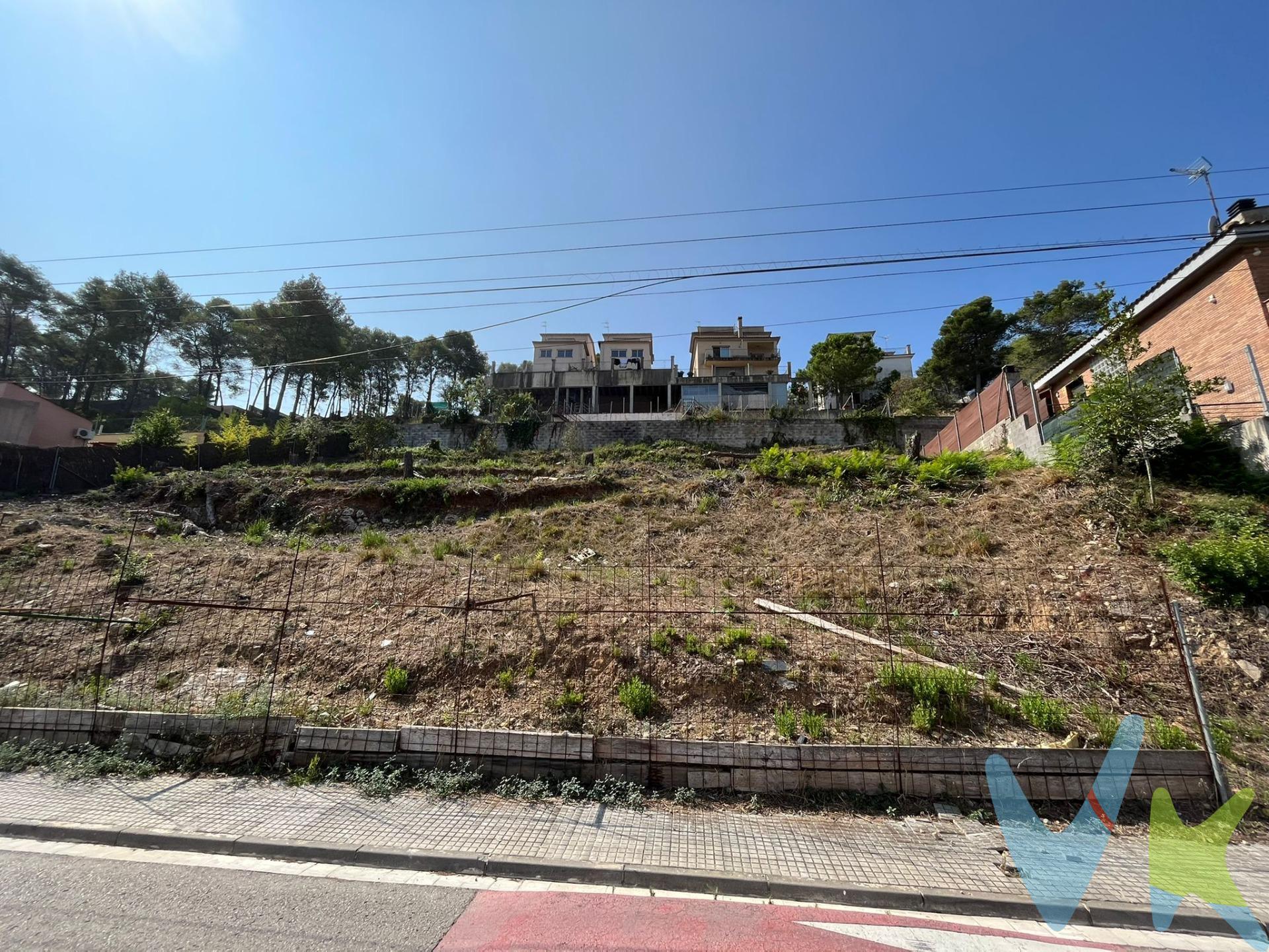 Quieres tener una gran casa con un jardín magnífico? o prefieres hacer dos casas? Aquí tienes la oportunidad. Terreno urbano en Canyelles, urbanización California. La parcela es de 1261 m2 y se puede segregar para edificar dos casas unifamiliares