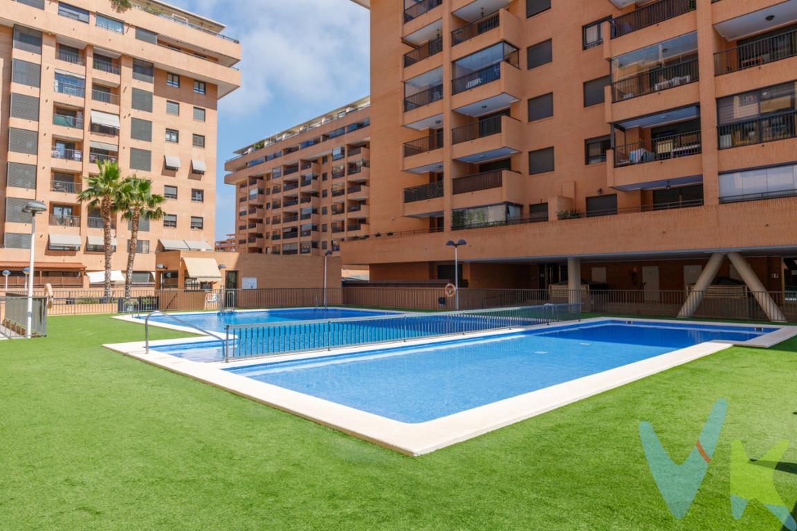 CALIDAD DE VIDA JUNTO AL MARDescubre esta magnífica vivienda situada en La Patacona, una de las zonas más demandadas y de moda de Valencia, donde el estilo de vida mediterráneo se combina con todos los servicios y comodidades que necesitas para tu día a día.A tan solo unos pasos de la playa, podrás disfrutar del mar durante todo el año, de amplias zonas de paseo, una excelente oferta gastronómica, cafeterías, terrazas, instalaciones deportivas y una completa red de servicios que convierten esta ubicación en un lugar privilegiado para vivir.La vivienda se encuentra en una exclusiva urbanización privada con servicio de conserjería y vigilancia 24 horas, diseñada para ofrecer la máxima comodidad y seguridad a sus residentes. Además, dispone de amplias zonas comunes con piscinas y parque infantil, ideales para disfrutar en familia.La propiedad cuenta con 3  dormitorios y 2 baños completos, distribuidos de forma funcional y confortable. Dispone de una práctica galería independiente destinada a zona de lavado, aportando comodidad al día a día.El corazón de la vivienda es su luminoso salón-comedor con moderna cocina integrada de diseño abierto, creando un espacio actual, acogedor y perfecto para compartir momentos con familia y amigos. Desde esta estancia se accede a una agradable terraza-balcón, donde podrás relajarte y disfrutar de la tranquilidad y el ambiente único que se respira en La Patacona.La vivienda está equipada con aire acondicionado por conductos, garantizando una temperatura agradable y uniforme durante todo el año, tanto en los meses más cálidos como en invierno. Además, dispone de sistema descalcificador, un valor añadido que contribuye al cuidado de la piel y el cabello, protege los electrodomésticos y ayuda a mantener la ropa en mejores condiciones lavado tras lavado. La vivienda incluye plaza de garaje y trastero, ofreciendo un extra de comodidad y espacio de almacenamiento.Una oportunidad única para vivir junto al mar, en una de las zonas con mayor proyección y calidad de vida de Valencia.Ven a visitarla y enamórate de La Patacona, no lo dudes y contáctanos. Agencia Registrada con el Nº 89 en el Registro Obligatorio de Agentes Inmobiliarios de la Comunitat Valenciana. Puede consultar en la web de la GVA:https://habitatge.gva.es/es/registres-en-materia-habitatge La oferta está sujeta a cambios de precio o retirada del mercado sin previo aviso. Este anuncio en su conjunto, incluyendo textos, fotos, imágenes o cualquier otro contenido de este, no es vinculante dado que la información es ofrecida por terceros y puede contener errores. Se muestra a título informativo y no contractual.Gastos de la compraventa a cargo de la parte compradora no incluidos en el precio del inmueble a tener en cuenta:.- ITP con carácter general en Valencia es del 9% pudiendo corresponderle otro tipo impositivo atendiendo a sus circunstancias personales (por edad, renta o situación familiar primera vivienda habitual, etc?EUR? ) previstas legalmente.*Base imponible del impuesto el mayor valor entre el precio de compraventa, la tasación o el valor de referencia catastral..- Gastos de notaría y registro, en su caso, suelen oscilar aprox; entre 1,5% y 2,5% (aranceles variables según valor de compraventa, n.º de copias, etc )..- Si tramita la inscripción una gestoría, deberá abonar sus honorarios más iva ( en este caso suele oscilar entre los 250 y los 400 + iva)..- Honorarios de mediación inmobiliaria a cargo del comprador del 3% del precio final de venta más IVA (21%).Por mandato expreso del propietario, comercializamos este inmueble en exclusiva, lo que le garantiza el acceso a toda la información, a un servicio de calidad, un trato fácil, sencillo y sin interferencias de terceros. Por este motivo, se ruega no molestar al propietario, a los ocupantes de la propiedad o a los vecinos. Muchas gracias por su comprensión. Si usted es agente inmobiliario y tiene un cliente para este inmueble, llámenos: estaremos encantados de colaborar.Se informa al consumidor que la agencia actúa como intermediaria inmobiliaria en la operación, estando cualquier eventual compraventa y sus condiciones sujeta a la aceptación expresa del propietario-vendedor y a la posterior formalización del correspondiente contrato. 