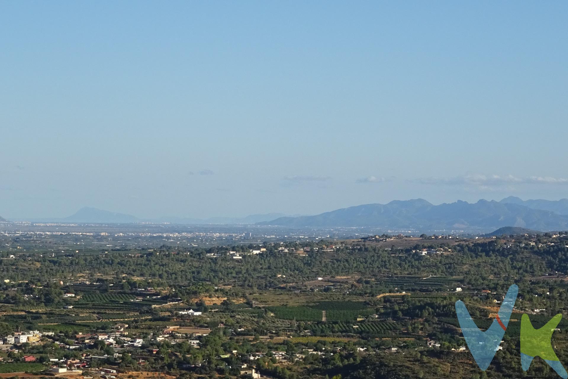 Parcela urbana en venta en Calicanto, Torrent.  1.079 m² en un entorno natural y gran potencial de vistas. ¿Por qué conformarte con la casa de otro cuando puedes estrenar la tuya por el mismo precio? Comprar esta parcela es ahorrar en mantenimiento, ganar en eficiencia y vivir donde siempre soñaste. Tenemos los datos técnicos y la tasación oficial para que tu proyecto empiece mañana mismo.". Parcela urbana en Calicanto lista para construir, ubicada en una zona elevada y en entorno natural consolidado. 1.079 m² que permiten desarrollar una vivienda unifamiliar con jardín, piscina y espacios exteriores con privacidad real. Una opción clara tanto para quien quiere construir su casa como para quien busca una inversión con sentido. Situada en Calle Lluna, en Cumbres de Calicanto, la parcela se encuentra en una urbanización ya desarrollada, rodeada de viviendas unifamiliares y con buena conexión con Valencia. Uno de los puntos interesantes de esta parcela es su posición en ladera, lo que permite trabajar un proyecto arquitectónico con distintos niveles. Bien planteado, esto facilita ganar perspectiva, mejorar la entrada de luz y, en determinadas soluciones, abrir vistas hacia el entorno natural. Es un tipo de parcela que da juego a nivel de diseño y que permite diferenciar el resultado final. A nivel urbanístico, el suelo es urbano y permite la construcción de vivienda unifamiliar aislada en dos alturas, con edificabilidad del 0,40 m²/m² y ocupación del 25%. Además, se permite sótano, semisótano y buhardilla, lo que amplía las posibilidades de proyecto. La configuración de la parcela facilita una buena implantación de la vivienda, trabajando orientación, privacidad y aprovechamiento del espacio exterior, aspectos clave para conseguir una vivienda funcional y con valor en el tiempo. El entorno es tranquilo, con vecinos ya establecidos y sin incertidumbre urbanística, lo que aporta seguridad en todo el proceso de construcción. Desde el punto de vista de inversión, es un producto con lógica: suelo urbano finalista, normativa clara y un tipo de vivienda —unifamiliar con parcela— que mantiene una demanda constante en esta zona. Si estás valorando construir y buscas una parcela con posibilidades reales a nivel de diseño y sin complicaciones urbanísticas, merece la pena verla y analizarla con detalle. Por mandato expreso del propietario, comercializamos este inmueble en EXCLUSIVA, lo que le garantiza un servicio de calidad, un trato fácil, un proceso sencillo, rápido y sin interferencias de terceros. Por este motivo, se ruega no molestar al propietario, a los vecinos o urbanización si los hubiera. Muchas gracias por su comprensión. Si Usted es agencia inmobiliaria y tiene un cliente para este inmueble, llámenos, estaremos encantados de colaborar en esta y otras operaciones. Para más información sobre el inmueble, o concertar una visita, consulte por la inmobiliaria "GESTIÓN DE VIVIENDAS", Llamadas o WhatsApp al +34 646 064 371. Gestión de Viviendas es una Agencia Registrada con el Nº 5.928 en el Registro Obligatorio de Agentes Inmobiliarios de la Comunitat Valenciana, según el DECRETO 98/2022, de 29 de julio, del Consell, por el que se regula el Registro de Agentes de Intermediación Inmobiliaria de la Comunitat Valenciana. El precio del inmueble no incluye los honorarios de la agencia que ascienden al 3% del precio final del inmueble, ni los gastos de notaría y registro de la propiedad (que están sujetos a aranceles y varían dependiendo del precio de escrituración), ni los impuestos (que en la Comunitat Valenciana varían dependiendo del precio del inmueble y de las características personales del comprador). Los datos expuestos son ofrecidos por terceros, meramente informativos y se suponen correctos. Nuestra empresa no garantiza su exacta veracidad. La oferta está sujeta a errores, cambios de precio, omisión y/o retirada del mercado sin previo aviso.