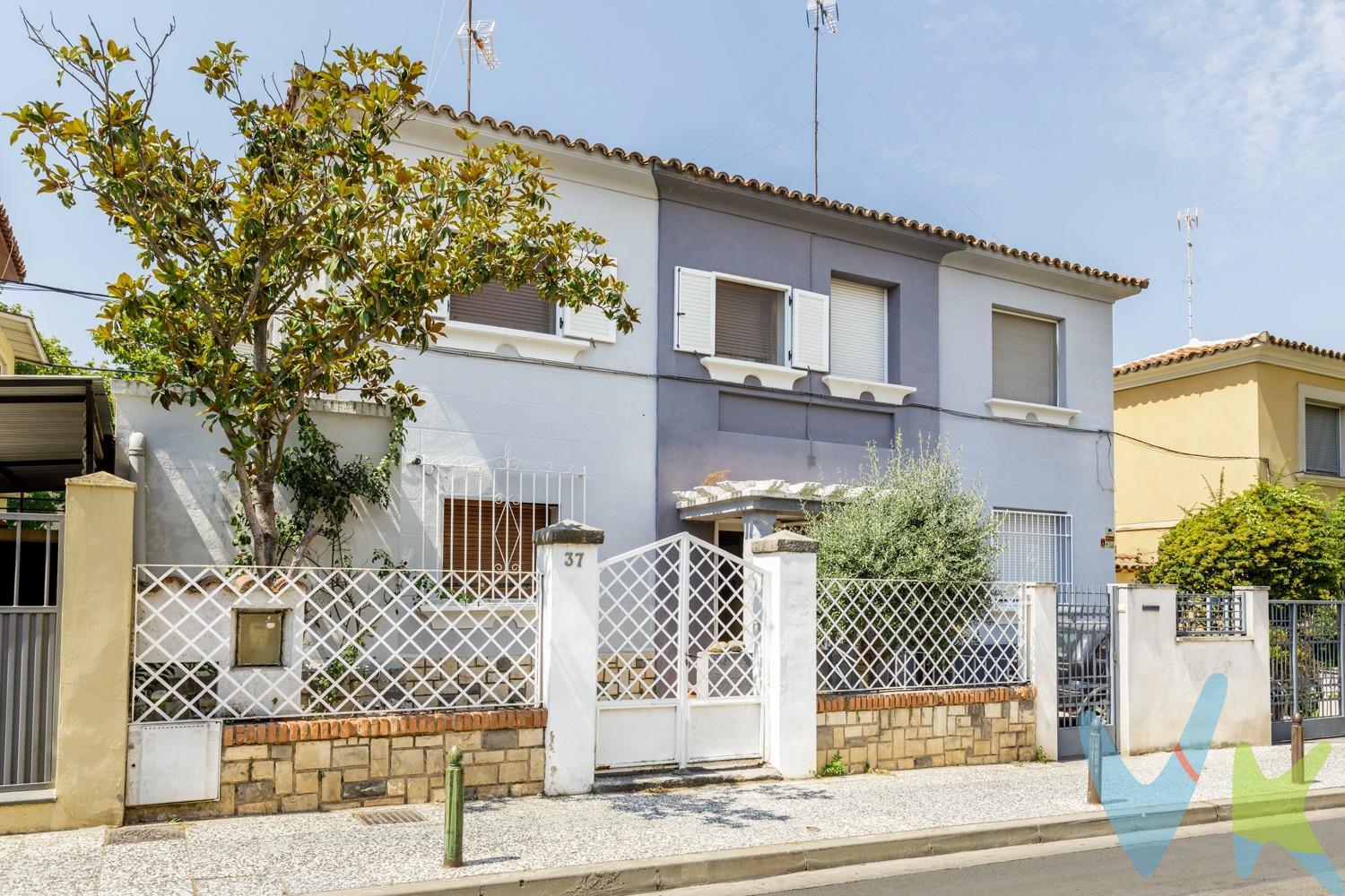 Presentamos esta excepcional casa ubicada en el prestigioso barrio de Ruiseñores, Zaragoza. Con una superficie construida de 157 m² y útil de vivienda120 m², la propiedad se distribuye en dos plantas con un encantador porche delantero que da la bienvenida a sus visitantes. La orientación oeste permite disfrutar del sol durante las tardes. En su interior cuenta con amplias estancias que incluyen un salón luminoso (30 m²), comedor acogedor (11 m²) y cocina completamente equipada (12 m²). Además, ofrece cuatro dormitorios: dos habitaciones dobles, otra sencilla y una abierta, perfectas para acomodar familia o invitados. Para mayor confort hay un baño completo y un aseo adicional. Este hogar destaca no solo por su buen estado general sino también por los agradables exteriores donde se encuentra una coqueta piscina privada rodeada de naturaleza ideal para relajarse o celebrar reuniones al aire libre sobre una terraza espectacular de 50m2 . Una oportunidad única en uno de los barrios más exclusivos; ¡no deje pasar esta joya inmobiliaria! Todo esto puede ser suyo por €680000. **Gastos e impuestos no incluidos. A título orientativo, en segundas transmisiones, el comprador abonará: Impuesto sobre Transmisiones Patrimoniales (ITP), tipo general en Aragón al 8% (*). Base de cálculo: mayor valor entre precio de compraventa o valor de referencia catastral. Gastos de Notaría y Registro: Aranceles variables según precio, número de copias y complejidad; cálculo según tarifas normativas. Si se precisa hipoteca: Tasación, condiciones y costes bancarios según entidad elegida por el comprador; así como gastos de gestoría y cualesquiera otros inherentes a la compraventa. No se incluyen otros gastos o tributos que puedan por Ley corresponder al comprador. Operación sujeta a doble mediación. Existen honorarios a cargo del comprador, salvo pacto en contrario, no incluidos en PVP. El consumidor conforme a la normativa vigente podrá solicitar información y documentación adicional relativa al inmueble, sus características, condiciones de la operación y del servicio de mediación en la oficina y/o a través de nuestro teléfono de contacto o mail. La agencia actúa exclusivamente como intermediaria en la compraventa, cuyas condiciones, en todo caso, estarán sujetas a la aceptación expresa del vendedor del inmueble y posterior formalización del contrato. La información suministrada se corresponde con la disponible a la fecha de publicación, pudiendo variar en función de las circunstancias o actualizaciones legales, contractuales y fiscales. Anuncio de carácter meramente informativo. Para una información exhaustiva sobre el funcionamiento, tipos impositivos y bonificaciones del ITP en Aragón, puede consultar el portal oficial de la Agencia Tributaria Autonómica. Tarifas notariales y registrales reguladas en el Anexo I del Real Decreto 1426/1989 y Anexo I del Real Decreto 1427/1989, respectivamente. Anuncio no vinculante, puede contener errores**
