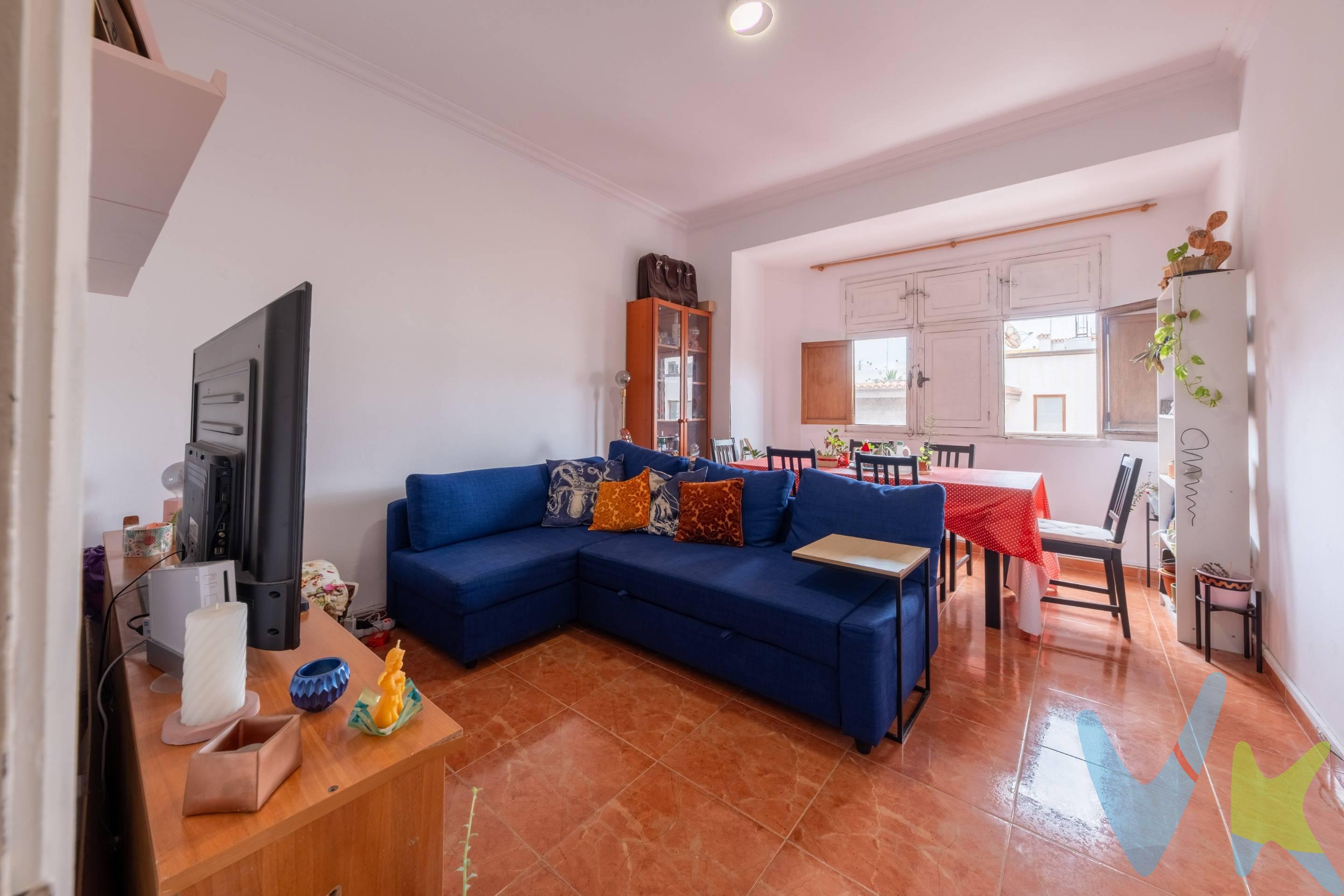 En pleno centro de Las Palmas de Gran Canaria, esta vivienda es una joya con alma propia. Situada en la tercera planta de un edificio pequeño y tranquilo, ofrece vistas despejadas, una luminosidad excepcional y un silencio poco común en pleno corazón de la ciudad. Actualmente cuenta con un dormitorio, pero su distribución permite crear fácilmente un segundo dormitorio, lo que aumenta su potencial como hogar familiar, residencia urbana o inversión con alta rentabilidad. Además, la vivienda se encuentra alquilada en la actualidad, lo que la convierte en una opción especialmente interesante para inversores que buscan rentabilidad inmediata. Ubicada en una de las zonas más valoradas de la ciudad, junto a la emblemática Plaza de la Feria, rodeada de servicios, zonas verdes y perfectamente comunicada. Un espacio con carácter, luz y muchas posibilidades. Ya sea para vivirlo o para invertir, este piso es una oportunidad única.
