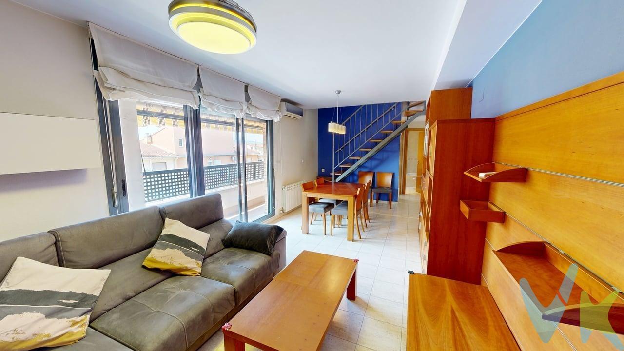 Calle Piscis (Valdefierro).- Atico Duplex con plaza de garaje y cuarto trastero. Vivienda de 72m2 útiles distribuidos en dos plantas. Planta 2º, salón y amplia cocina, ambos con salida a terraza, dormitorio principal con armario empotrado y baño. Se accede a la planta bajocubierta por escaleras desde el salón, y esa planta se distribuye en dos dormitorios abuhardillados y baño. Terraza de 10,46m2. Calefacción y agua caliente sanitaria individual a gas ciudad. Aire acondicionado por conductos en planta bajocubierta y split en salón en planta 2ª. Completamente amueblado y equipado. Plaza de garaje y cuarto trastero en sótano con acceso directo desde el ascensor. No dejes de ver la visita virtual 360º donde podrás ver con todo detalle esta vivienda. El precio indicado no incluye impuestos, gastos de notaría, registro y honorarios de intermediación. Anuncio no vinculante, puede contener errores.
