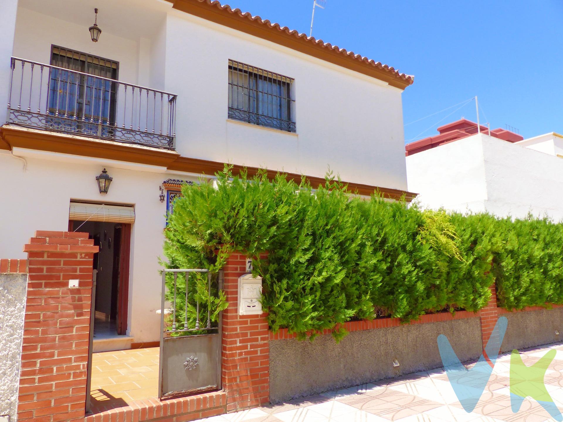 Precioso chalet en el corazón de Chipiona, a cinco minutos andando del centro y a 200 metros de la Playa de Regla. Se encuentra ubicado en el "Residencial Cerro del Mirlo", con unas bonitas y cuidadas zonas comunes. La vivienda tiene una terraza delantera y lateral de 80 m2 con un arriate con un seto. En la planta baja dispone de recibidor, un amplio salón-comedor con chimenea, un dormitorio, una cocina independiente con salida a un patio de 18 m2 y un baño completo. En segunda planta tiene tres dormitorios, dos de ellos con armarios empotrados, dos baños completos, uno en el dormitorios principal y una pequeña terraza. La casa cuenta con un garaje con trastero en la planta sótano del mismo edificio, con entrado por la avenida de Cádiz. La vivienda es muy luminosa y tiene refrigeración en todas la estancias. Tiene construidos 137 m2, sobre una parcela de 178 m2. Precio: 420.000.-€. En cumplimiento de las obligaciones de información previstas en la Ley 10/2025, de 28 de diciembre, de servicios de atención a la clientela y transparencia, así como en la normativa sectorial vigente, el precio indicado no incluye los gastos e impuestos inherentes a la adquisición, los cuales se desglosan estimados o con posibilidad de calcularlos a continuación: . •	Impuesto de Transmisiones Patrimoniales (ITP): Se aplicará el tipo impositivo vigente en Andalucía (generalmente el 7%, sin perjuicio de tipos reducidos del 6%. 3,5%, etc, aplicables según las circunstancias personales del comprador o las características del inmueble. Para el cálculo del impuesto la base imponible se obtendrá utilizando el mayor valor entre el precio de compra, la tasación, y el valor de referencia catastral. Puede consultar su situación personal en el portal oficial de la Agencia Tributaria de la Junta de Andalucía. •	Gastos de Notaría: La minuta se calculará según al arancel notarial oficial, Anexo I, del Real Decreto 1426/1989, de 17 de noviembre. •	Gastos de Registro de la Propiedad: La inscripción se facturará según el arancel oficial, ANEXO I, del Real Decreto 1427/1989, de 17 de noviembre. •	Gastos de Gestión: Los honorarios por la tramitación administrativa, liquidación de impuestos e inscripción registral ascienden de forma estimativa a 363 € aprox. IVA incluido, aunque depende de cada caso, y su dificultad. •	En caso de adquirir el inmueble, los honorarios a abonar a la Agencia Inmobiliaria son del 3% más el 21% de IVA, sobre el precio publicitado.	. •	La Agencia Inmobiliaria efectúa una labor de intermediación, y las condiciones finales de la compraventa quedan sujetas a la aceptación expresa de la parte vendedora y a la posterior formalización del contrato. •	En caso de necesitar financiación para la operación, la obtención de la misma es ajena a la Agencia Inmobiliaria, y las condiciones y costes de la operación de financiación deberán ser solicitados a la entidad bancaria. •	El consumidor dispone de información y documentación adicional relativa al inmueble, que podrán ser solicitadas a la Agencia Inmobiliaria, que también cuenta con de seguro de caución, para la protección del dinero entregado como señal en la reserva de un inmueble.