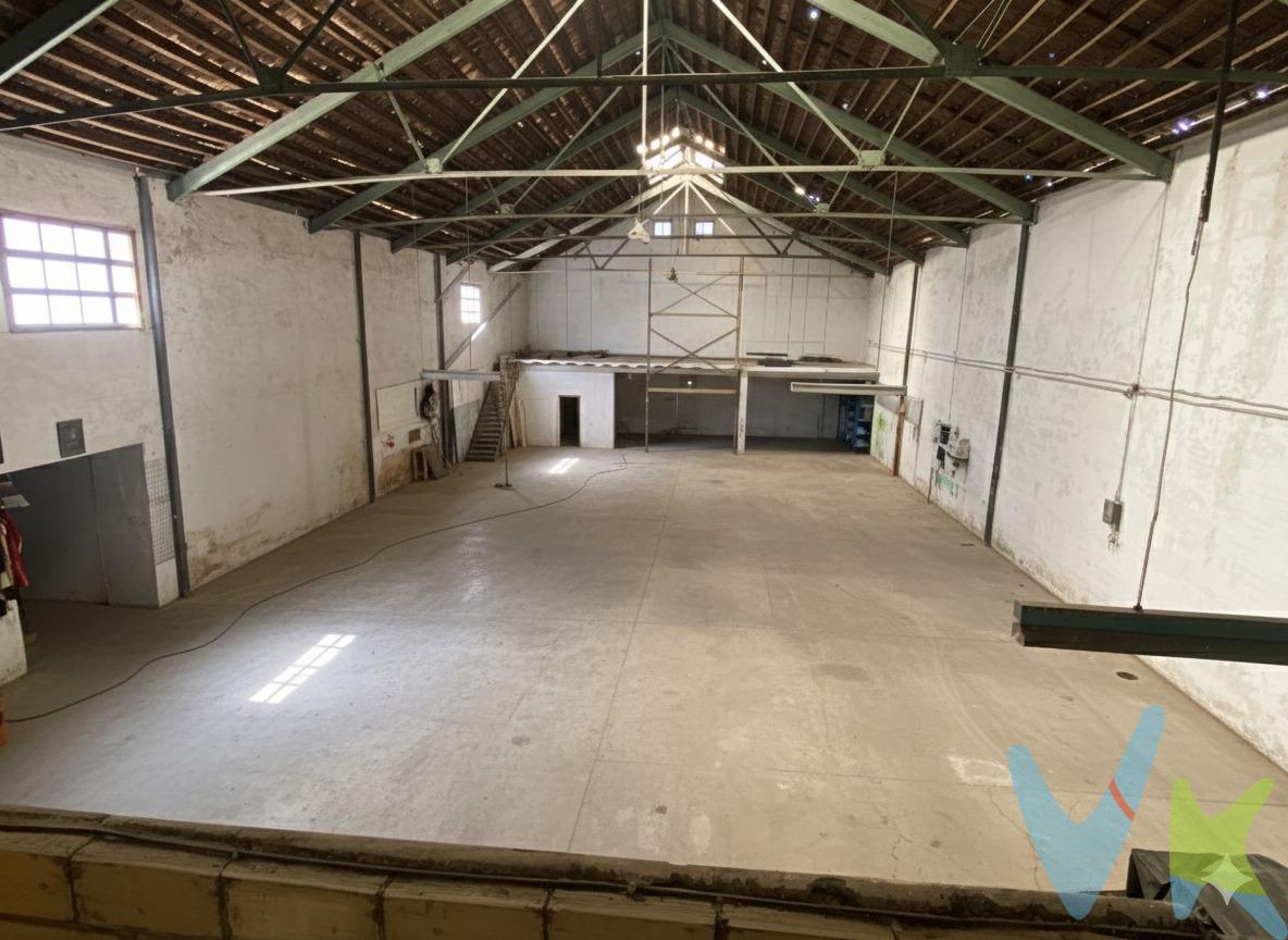 🏭 Nave industrial en venta – Carcaixent (C/ Cánovas del Castillo). ●	Superficie útil: 950 m². ●	Espacio principal: diáfano. ●	Accesos: puerta de gran tamaño + garaje interior con salida a otra calle. ●	Dependencias: oficina, aseo y 3 habitaciones auxiliares. ●	Almacenaje extra: 2 altillos en extremos opuestos de la nave. ●	Ubicación: zona urbana, buena accesibilidad a vías principales. 💶 Precio de traspaso: 230.000 €. Ideal para actividades industriales, logísticas o de almacenaje. 📞 Más información y visitas sin compromiso. La descripción del presente inmueble e imágenes tienen mero carácter informativo y en ningún caso carácter contractual, pudiendo ser modificados por la inmobiliaria comercializadora sin que ello implique responsabilidad alguna frente a terceros. En el precio de venta a público, esta propiedad NO incluye los gastos de adquisición (Notario, registro, gestión, honorarios, etc..). 