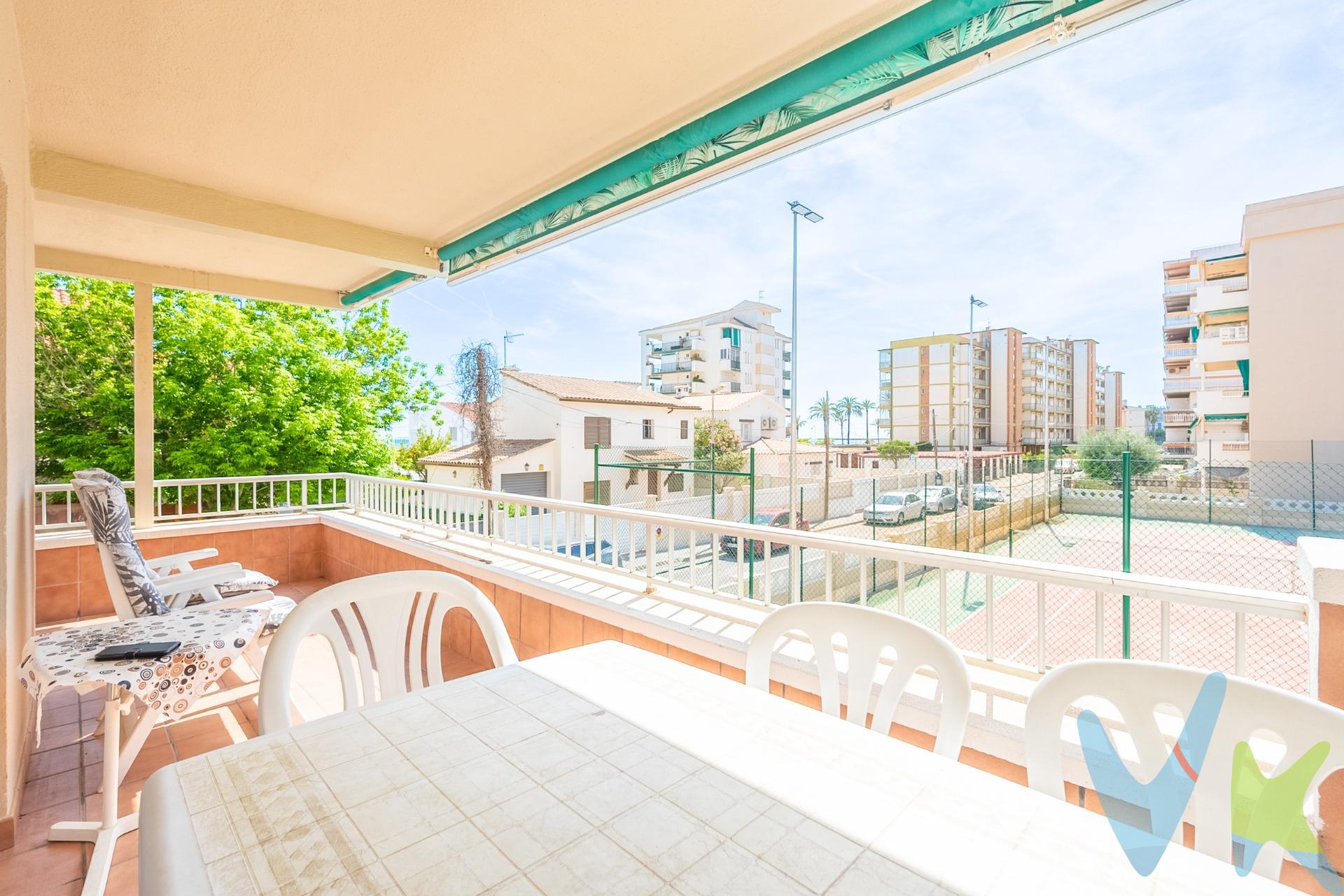 Ref. 7-APV0066 | 259.000 €. Hay pisos cerca del mar… y luego están los que consiguen que el verano parezca permanente. Este apartamento en segunda línea de playa, en la zona de Cunit Platja, combina algo cada vez más difícil de encontrar: amplitud real, terraza disfrutable y una ubicación donde el coche deja de ser protagonista. Una vivienda pensada para quien valora la vida mediterránea sin artificios. Desayunar viendo una pequeña franja del mar, bajar caminando a la playa en pocos minutos o disfrutar desde la terraza de la tranquilidad de la zona comunitaria con pista de tenis y espacios infantiles. No hablamos de un apartamento turístico pequeño y comprimido. Aquí hay espacio de verdad: 4 dormitorios, 2 baños y una distribución cómoda tanto para residencia habitual como para segunda residencia familiar. El gran balcón-terraza esquinero se convierte en una extensión natural del salón. Luz, ventilación cruzada y sensación de amplitud durante todo el día. 📐 Distribución y características. • 72,39 m² útiles según cédula de habitabilidad. • 4 dormitorios. • 2 baños completos. • Salón-comedor con salida directa a terraza. • Cocina independiente equipada. • Gran terraza esquinera. • Vistas parciales al mar. • Vistas despejadas a la pista de tenis comunitaria. • Orientación suroeste. • Primera planta sin ascensor. 🌴 Zona comunitaria. • Pista de tenis comunitaria. • Zonas infantiles. • Entorno familiar y tranquilo. 📍 Ubicación. C/ Cubelles – Cunit. Segunda línea de playa, en una de las zonas más prácticas de Cunit:. • Playa a escasos minutos caminando. • Próximo a estación, comercios y servicios. • Buen acceso a C-31 y C-32. • Entorno ideal tanto para verano como para vivir todo el año. ☀️ Lo que realmente destaca. • Terraza amplia y utilizable de verdad. • Buena orientación y luminosidad. • Vivienda muy cuidada. • Sensación de amplitud poco habitual en apartamentos de playa. • Comunidad con equipamientos familiares. • 4 dormitorios reales, algo muy poco frecuente cerca del mar en este rango de precio. 🏗 Estado del edificio. • Año de construcción: 1978. • ITE pendiente. 💶 Gastos de comunidad. • Comunidad: 150 € / trimestre. 💰 Condiciones económicas. Precio: 259.000 €. Comprador libre del pago de honorarios de agencia. El precio no incluye:. • Impuesto de Transmisiones Patrimoniales (ITP). • Gastos de notaría. • Gastos de registro. Estimación orientativa de gastos de compraventa:. • ITP (10%): 25.900 €. • Notaría y registro: 1.500 € – 2.500 € aprox. 👉 Coste total aproximado: 286.400 € – 287.400 €. ⚡ Información relevante. • El propietario no tiene condición de gran tenedor. • Vivienda de segunda transmisión. • Comunidad con zonas comunes y equipamientos deportivos. • Primera planta sin ascensor. • Certificación energética: E (207 kWh/m² año – 43 kg CO₂/m² año). ℹ️ Información para el comprador. La información es orientativa y no contractual. Los muebles y elementos decorativos pueden no estar incluidos en la venta. Impuestos y gastos derivados de la compraventa no incluidos en el precio anunciado. Agencia inscrita en el registro de agentes inmobiliarios de Cataluña (AICAT nº 8113). Nota de encargo en multiexclusiva