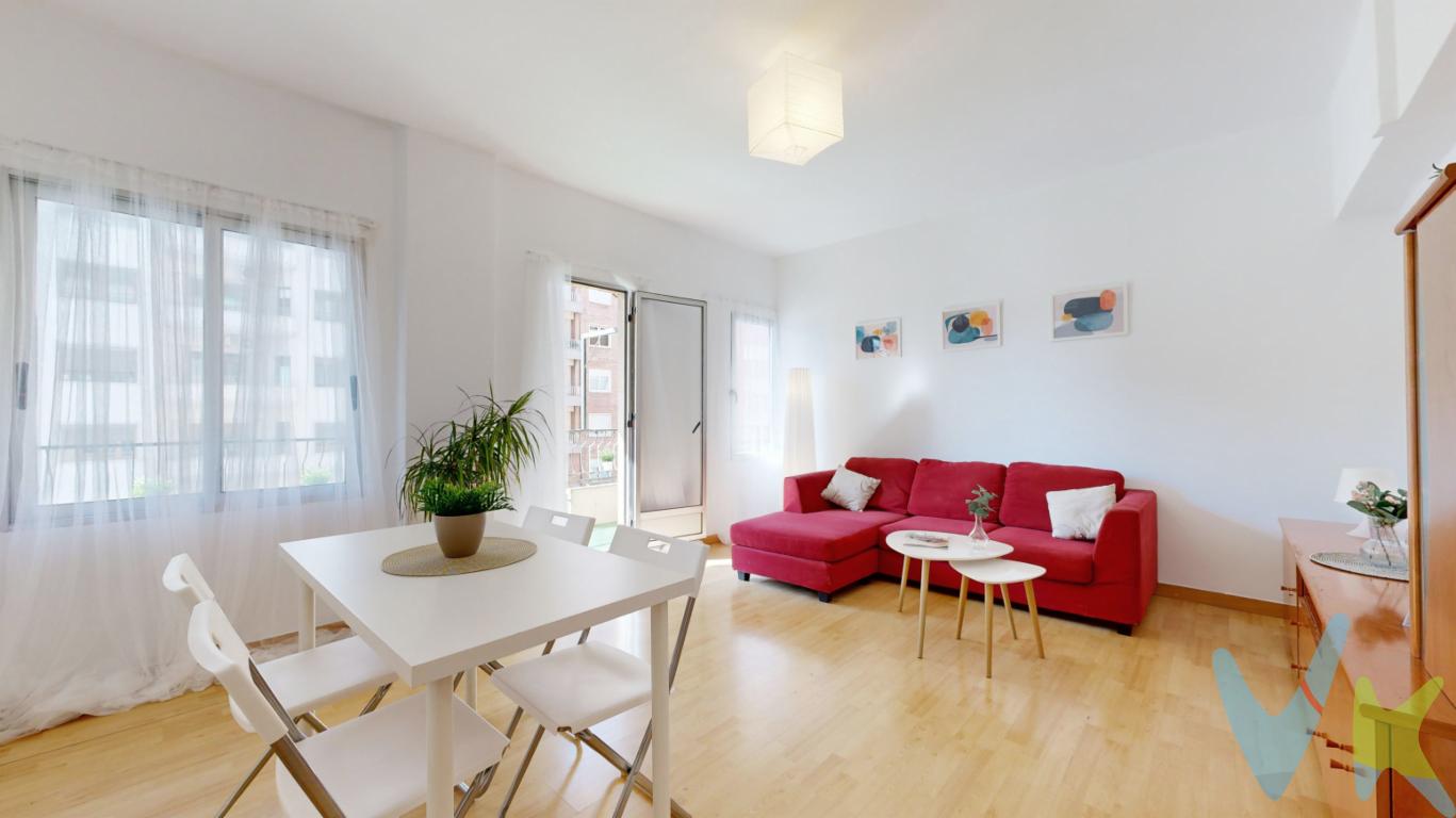 AMPLIO Y LUMINOSO PISO DE 3 HABITACIONES CON BALCÓN Y ASCENSOR, EN EL BARRIO DE LA PETXINA.¿Estás buscando una vivienda luminosa y con balcón? Pues es tu oportunidad, para convertirla en tu nuevo hogar. Se trata de una vivienda muy amplia de 3 HABITACIONES y 2 BAÑOS, con todos los servicios cerca: parada de metro, estación del AVE, autobús, colegios, cafeterías, supermercados y muy bien ubicada en el barrio de La Petxina, uno de los barrios más cotizados de Valencia. Zona perfecta para entrada y salida en coche, a un paso del centro de Valencia y con un ambiente tranquilo y joven. Hablemos del piso... Se encuentra en una segunda altura, luminoso, amplio, de techos altos y muy bien distribuido. El salón comedor destaca por su gran luminosidad y su acceso a un amplio balcón donde podrás disfrutar de momentos con familiares y amigos. Si pasamos a la parte de noche de la casa encontramos 3 habitaciones amplias con dos  baños completos que les da servicio. Y por si todo esto fuera poco el edificio cuenta con un zaguán totalmente reformado y accesible con ascensor para hacerte la vida mucho más cómoda. No lo pienses más, ven a descubrir tu nuevo hogar y empieza a vivir como siempre habías deseado. Por mandato expreso del propietario comercializamos este inmueble mediante contrato de multiexclusiva, por el cual numerosas agencias colaboradoras, nacionales e internacionales, ofrecen esta vivienda a sus potenciales compradores, todo ello garantizando un servicio de calidad, un trato fácil, sencillo y sin interferencias de terceros. Por este motivo, se ruega no molestar al propietario, a los ocupantes de la propiedad, a los vecinos o conserjes del edificio o urbanización si los hubiera. Muchas gracias por su comprensión.La descripción del presente inmueble e imágenes tienen mero carácter informativo y en ningún caso carácter contractual, pudiendo ser modificados por la agencia inmobiliaria sin que ello implique responsabilidad alguna frente a terceros. No incluidos en el precio impuestos, gastos de notaría, registro ni honorarios de la agencia. Esta propiedad se pone a la venta con toda la documentación comprobada y en regla, por lo que ofrecemos GARANTIAS a los compradores.