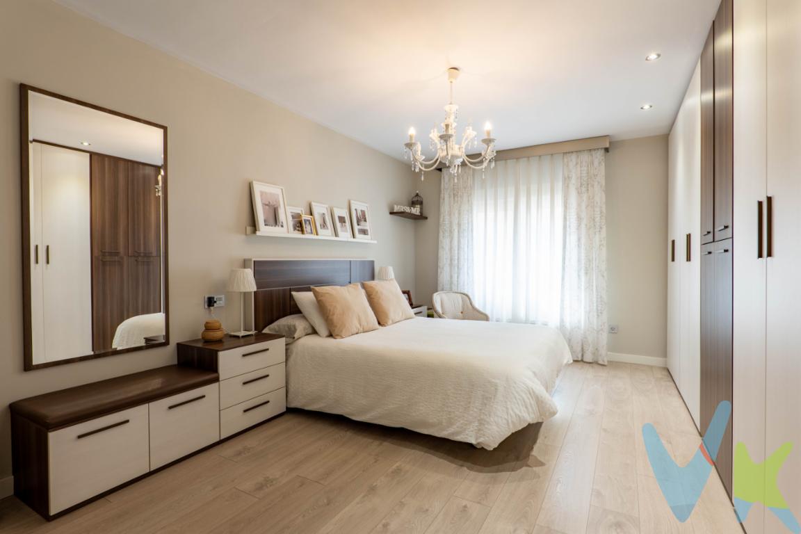 Ubicado en la Calle Celestino Junquera a escasos metros de la Plazuela San Miguel, y muy próximo al paseo de Begoña, este magnífico piso de 119 m² útiles fue completamente reformado en 2013 y se encuentra en excelente estado de conservación, listo para entrar a vivir. La vivienda dispone de dos accesos independientes, uno de ellos con entrada directa a una amplia cocina, muy luminosa y funcional, que cuenta además con una pequeña terraza orientada a un soleado patio interior. La distribución se compone de tres dormitorios, un espacioso salón y dos baños completos. Dos de los dormitorios y el salón son exteriores a la Calle Celestino Junquera, lo que aporta una agradable luminosidad durante gran parte del día. Desde uno de los dormitorios se accede a una terraza privada. El dormitorio principal destaca por sus generosas dimensiones e incorpora un baño en suite y un amplio armario vestidor con gran capacidad de almacenamiento. Una vivienda cómoda, luminosa y perfectamente ubicada, ideal para quienes buscan amplitud y una excelente ubicación en el centro de la ciudad. El precio de venta no incluye el Impuesto de Transmisiones Patrimoniales (ITP), gastos de notaría, registro de la propiedad y demás gastos inherentes a la compraventa, ni los honorarios de agencia inmobiliaria a cargo del comprador.