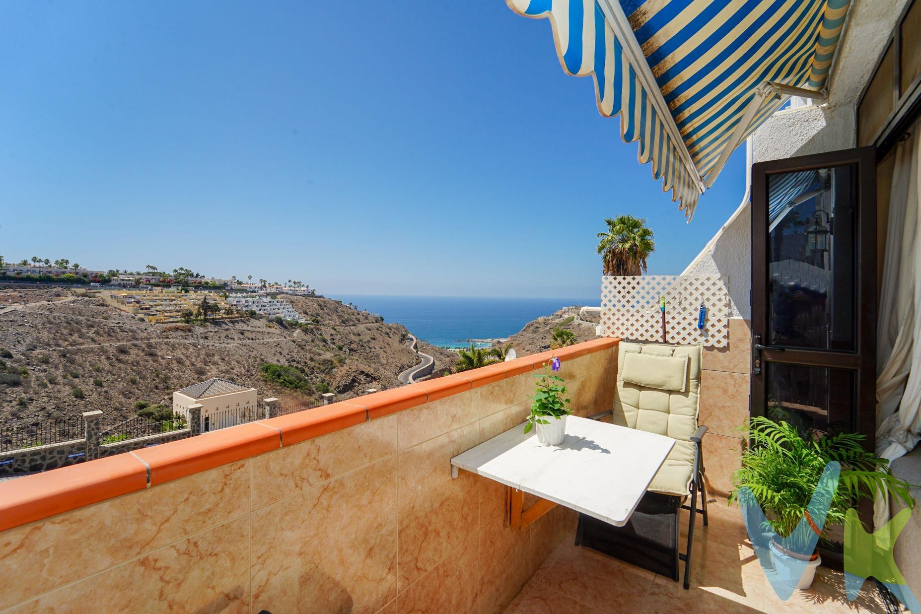 Esta vivienda ofrece una ubicación alta y despejada con impresionantes vistas al Atlántico. . Aquí podrás disfrutar de los primeros rayos de sol de la mañana desde la pequeña terraza privada de la propiedad, con vistas al mar y a las montañas. El apartamento es perfecto para relajarse, con un amplio dormitorio y generosos espacios sociales que invitan tanto al descanso como a la convivencia. Una gran ventaja de esta propiedad es el estudio independiente, que cuenta con entrada propia, baño privado y la posibilidad de instalar una pequeña cocina, ideal para recibir a familiares y amigos con total comodidad e independencia. El complejo está bien cuidado y ofrece una zona de piscina con piscina comunitaria y tumbonas. La ubicación es tranquila y apacible, pero a la vez cercana tanto a Puerto Rico como a Amadores, lo que te permite elegir entre dos de las playas más populares de la zona. Puerto Rico es conocido por su animada atmósfera, puerto deportivo y su encantador paseo marítimo, mientras que Amadores ofrece un ambiente más relajado con su amplia playa de arena y aguas cristalinas, ideal para un día de sol y baño. En las cercanías, encontrarás una gran variedad de restaurantes que van desde acogedores bares de tapas, cafés, heladerías y pubs con música en vivo, hasta elegantes restaurantes a la carta donde podrás disfrutar de especialidades locales e internacionales. Para los más activos, hay numerosas opciones de actividades deportivas y de ocio. Podrás jugar al golf en los campos cercanos, explorar la costa en moto acuática o hacer senderismo por los pintorescos senderos que ofrecen vistas espectaculares del paisaje y del mar. ### Distribución. Consta de dormitorio, baño completo, salóncomedor-cocina y terraza. Aprox. 72 m² (44,30 m² registrados en planta alta incl. 11,40 m² de terraza + ampliación de aprox. 28 m² en planta baja). ### Aviso legal. El plano publicado debe ser considerado como croquis orientativo, no como reflejo exacto de la realidad física del inmueble, pudiendo existir inexactitud en el trazado del plano y en las medidas. Precio no incluye impuestos y gastos de la compraventa. Los más importantes son: Impuesto de Transmisiones Patrimoniales (6,5%), así como los honorarios de Notario, Registro de la Propiedad y gestoría. Generalmente debemos calcular aquí un 8-10% del precio, aunque le entregaremos una estimación detallada para cada propiedad concreta por la que Vd. se interese. . Este inmueble está construido sobre suelo calificado para uso turístico, no obstante el edificio se destina efectivamente a uso residencial, considerándose consolidado dicho uso. 