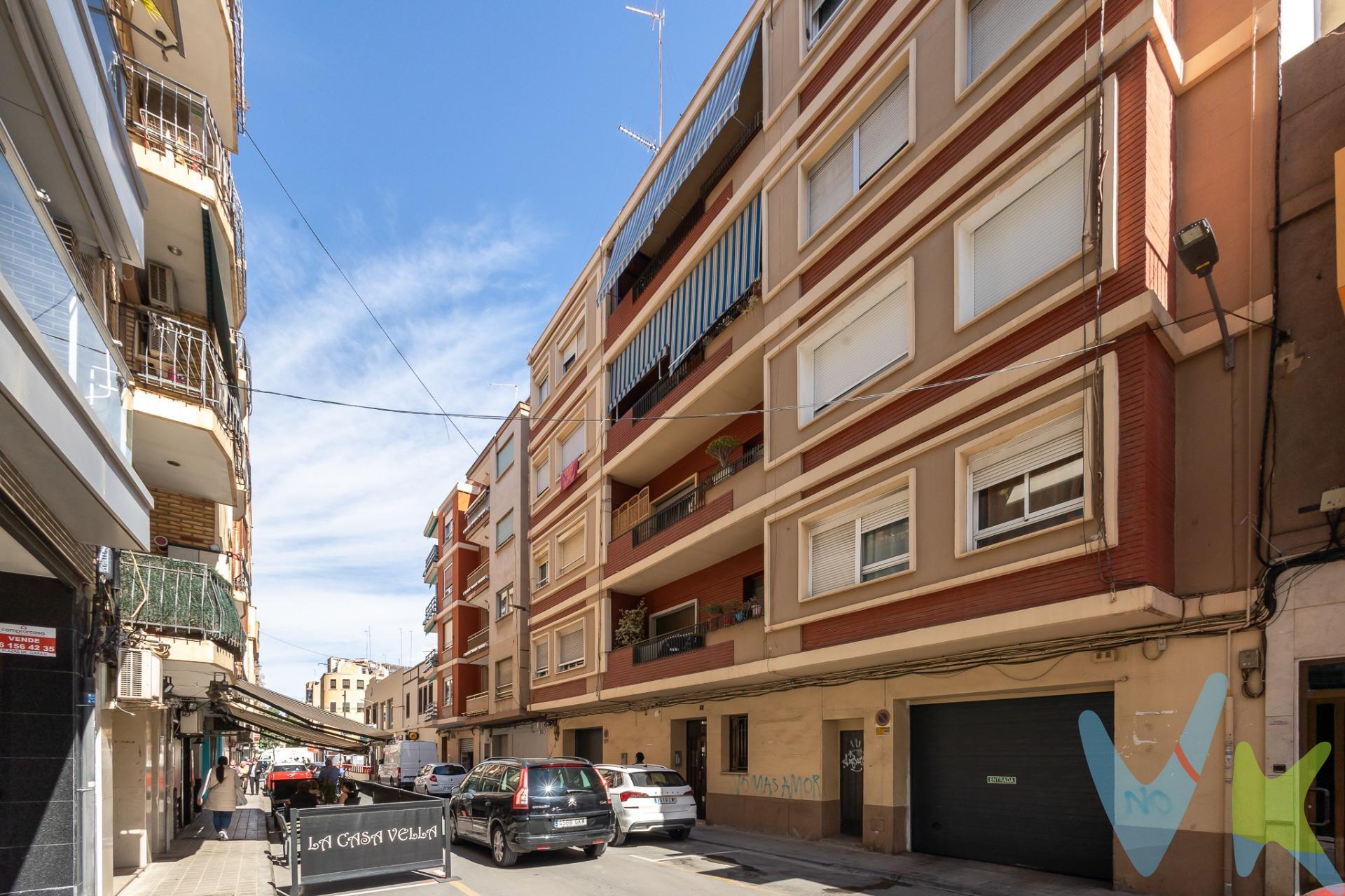 En zona céntrica de Torrente donde puedes encontrar comercios de todo tipo, tanto de alimentación como farmacias y entidades bancarias y al lado de un parking subterráneo, te presentamos este estupendo piso de 6 habitaciones con 2 cuartos de baño y cocina office. . Si buscas un inmueble para poder invertir este se adapta perfectamente a lo que necesitas ya que podrás alquilar por habitaciones o bien mantener alquilados a los inquilinos que actualmente habitan en él. En caso de que seas particular y quieras establecer tu hogar en este piso cuentas con espacio suficiente para darle tu toque personal ya que cuentas con suelos de parquet, cocina office y  2 cuartos de baño con ducha renovados. Así mismo tienes 3 habitaciones dobles y 3 simples que puedes mantener como están o puedes darle más espacio a la cocina abriendo dos de las estancias. La vivienda es completamente exterior lo que hace que tenga mucha luz natural y una buena ventilación. El piso está en una segunda altura, sin ascensor, teniendo la finca cuatro alturas y un total de 12 vecinos. Lo mejor que puedes hacer si te interesa la ubicación y el partido que se le puede sacar a la vivienda es llamarnos para concertar una visita. Muebles no incluidos. Honorarios de agencia no incluidos. Gastos de compra venta y notaría no incluidos. Disponemos de servicio financiero. Para cualquier duda contacte con nosotros.