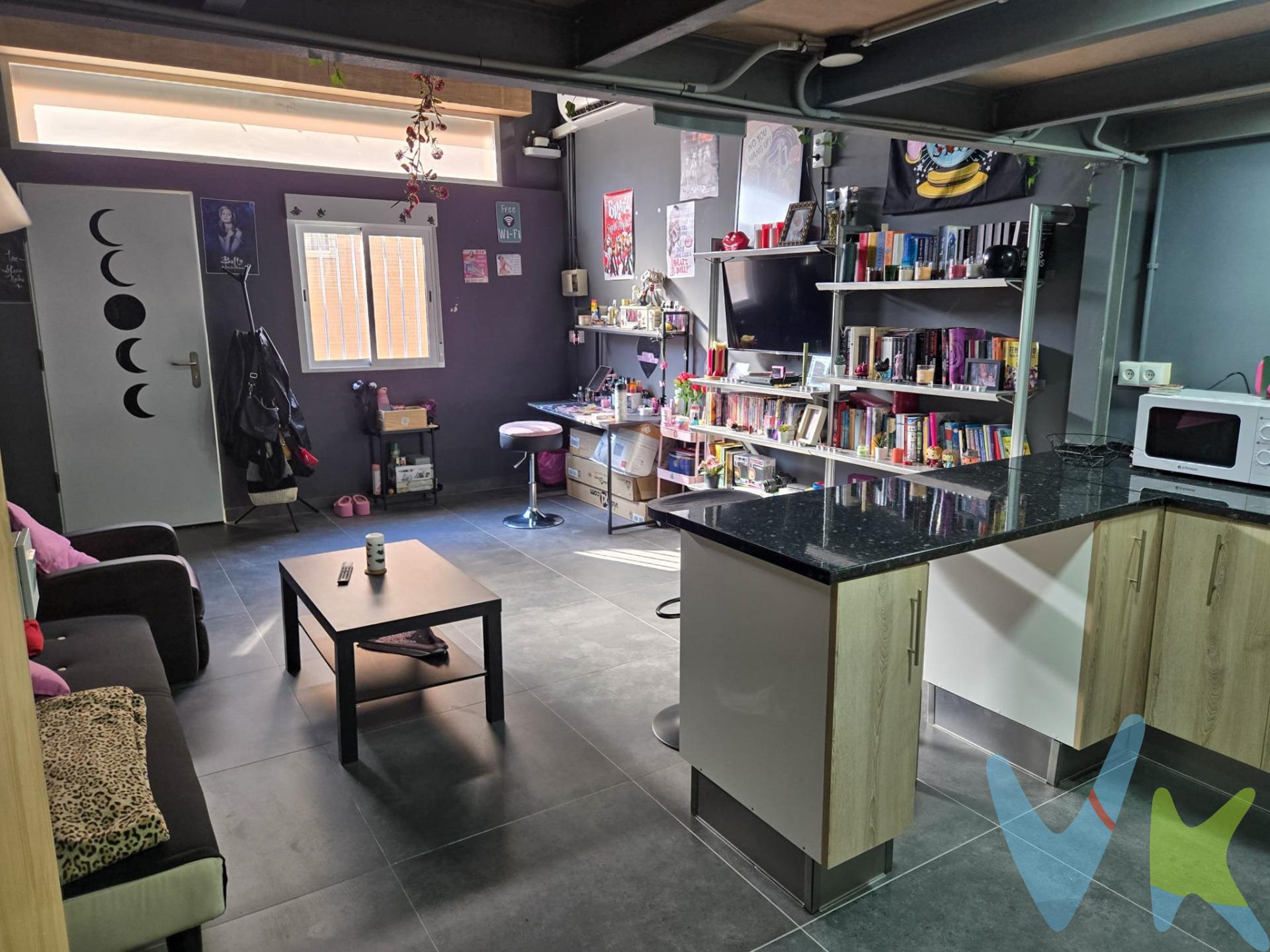 ESTUDIO EN VENTA - PUERTO SAGUNTO CENTRO. Tu primer hogar cerca de la playa. Estudio moderno en planta baja, perfecto para comenzar una nueva etapa. Ubicado en el centro de Puerto Sagunto, en edificio contemporáneo. ✓ Cocina completa para preparar tus comidas. ✓ Baño privado  . ✓ Salón luminoso para relajarte. ✓ Altillo con espacio adicional - perfecto como dormitorio o zona de estudio. ✓ A menos de 3 km de la playa. Lo que te va a encantar:. - Zona céntrica con vida y movimiento. - Transporte y servicios a pie de calle. - Espacios bien distribuidos y funcionales. - Edificio moderno y bien mantenido. - La playa a un paso en bici. *Uso actual comercial con posibilidad de cambio a residencial (trámites por cuenta del comprador). Un espacio que se adapta a tu estilo de vida, con todo lo necesario para empezar esta aventura. La descripción del presente inmueble e imágenes tienen mero carácter informativo y en ningún caso carácter contractual, pudiendo ser modificados por la inmobiliaria comercializadora sin que ello implique responsabilidad alguna frente a terceros. En el precio de venta a público, esta propiedad NO incluye los gastos de adquisición (Notario, registro, gestión, honorarios, etc…). 