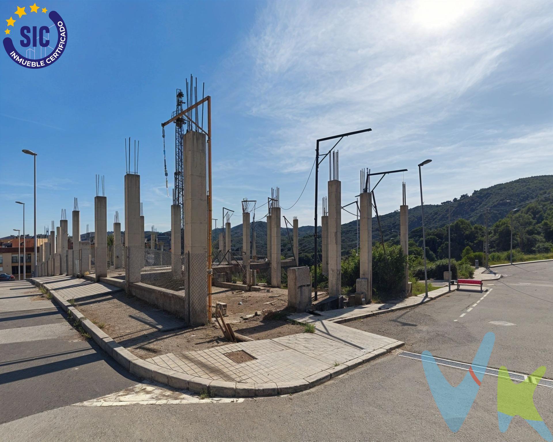 Situada en Ribesalbes, esta propiedad se presenta como una oportunidad lista para captar la atención de promotores que buscan rentabilidad y un proyecto limpio y en ejecución con un potencial ilimitado para transformarse en el próximo éxito residencial de la zona. Activo inmobiliario en fase de construcción:. Superficie del suelo: 750 m² de Suelo Urbano Consolidado. Estado actual: Obra parada con parte de la estructura ya ejecutada, lo que optimiza drásticamente los costes y los tiempos de entrega de la promoción. El Proyecto: Diseñado para la edificación de 10 viviendas adosadas, permitiendo una distribución eficiente y moderna adaptada a las demandas del mercado actual. Urbanización completa a pie de parcela: La parcela cuenta con todos los servicios listos para conectar:. Aceras y alumbrado público. Red de alcantarillado. Red de agua y acometidas de luz.. Toda la documentación y el proyecto técnico están completamente incluidos en la operación. Este activo tiene muy claro su público objetivo: familias y compradores que huyen del piso tradicional de ciudad. Ribesalbes ofrece el entorno perfecto para quienes buscan espacio, terrazas y calidad de vida, pero con la gran ventaja y comodidad de estar a un paso de los principales núcleos urbanos de la provincia. ¡Da el primer paso hacia una de las operaciones más atractivas del mercado actual!. VENTA:. PVP 510.000€. Gastos e impuestos no incluidos en el precio. La compra conlleva impuestos y gastos de formalización para el comprador. A título orientativo se informa que en segundas transmisiones el ITP con carácter general en Valencia es del 9%, pudiendo existir otros tipos impositivos atendiendo a las circunstancias personales del comprador u otras circunstancias previstas legalmente. Base imponible del impuesto el mayor valor entre el precio de compraventa, la tasación o el valor de referencia catastral. En cuanto a los gastos de notaría y registro, en su caso, suelen oscilar aprox. entre 1,5% y 2,5% (aranceles variables según precio, n.º de copias y complejidad). El comprador elige notario. Si el comprador precisase de hipoteca: tasación, condiciones y costes bancarios serán según entidad elegida por el comprador, así como los gastos de gestoría, y cualesquiera otros gastos inherentes a la formalización de la compraventa que legalmente correspondan a la parte compradora, salvo pacto expreso en contrario con el vendedor. El consumidor tiene, conforme a la normativa vigente, a su disposición información y documentación adicional relativa al inmueble y condiciones de la compraventa, que podrá ser consultada en C/Joaquín Costa 4, bajo 46005 Valencia o urbe2@remax.es. Honorarios de mediación inmobiliaria a cargo del COMPRADOR: (3% del precio final de venta más IVA (21%), salvo otro pacto.); y de VENDEDOR (según acuerdo con el mismo). Se informa al consumidor que la agencia actúa como intermediaria inmobiliaria en la operación, estando cualquier eventual compraventa y sus condiciones sujeta a la aceptación expresa del propietario-vendedor y a la posterior formalización del correspondiente contrato.