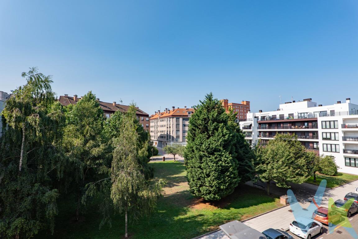 Se vende piso soleado en El Natahoyo, una zona de Gijón en pleno crecimiento y con gran potencial de revalorización. La vivienda cuenta con dos habitaciones, salón, cocina y baño, y necesita una reforma integral, lo que permite adaptar completamente los espacios a las necesidades del futuro propietario.Dispone de vistas despejadas a un parque, que aportan luminosidad, tranquilidad y una agradable sensación de amplitud.Además, la propiedad incluye una buhardilla de más de 30 m² perteneciente al piso, un espacio adicional con múltiples posibilidades de uso: almacenamiento, zona de trabajo, estudio o área de ocio.El edificio no dispone de ascensor.Una opción especialmente interesante para inversores o para quienes buscan crear una vivienda personalizada en una zona con proyección. El Natahoyo es un barrio que se encuentra en auge gracias al proyecto Naval Azul y destaca por su cercanía a la playa de Poniente, así como por sus buenas comunicaciones y servicios.Una propiedad con muchas posibilidades y gran potencial tras la reforma.Se informa a los interesados que el precio de venta indicado no comprende el Impuesto de Transmisiones Patrimoniales (ITP) , los gastos asociados a la compraventa (notaría, registro de la propiedad) ni los honorarios de la agencia inmobiliaria a cargo del comprador