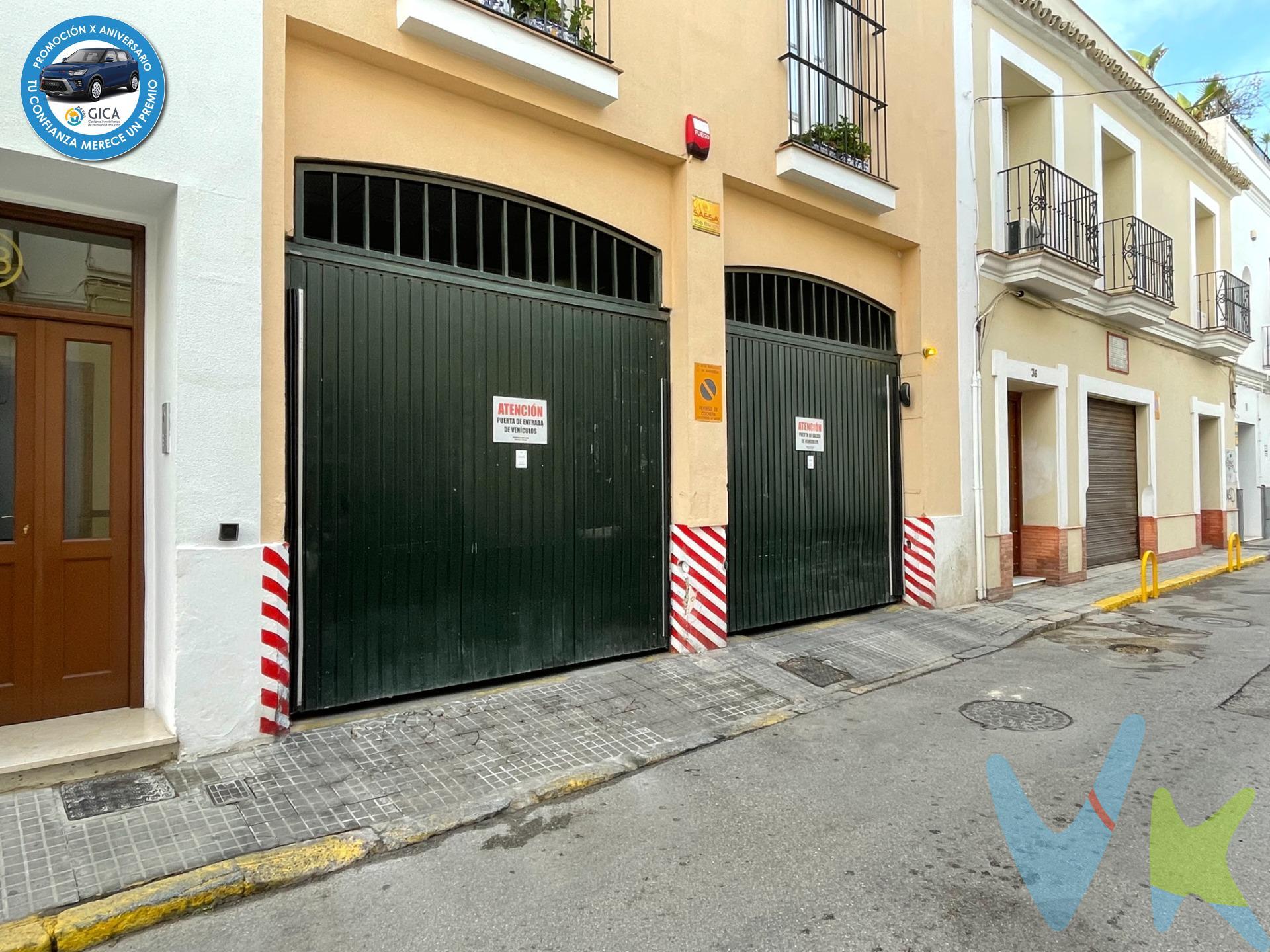 ¡PLAZA DE GARAJE EN VENTA EN EL CENTRO DE SANLÚCAR DE BARRAMEDA!. Deja de perder tiempo buscando aparcamiento en el centro y asegúrate tu propia plaza en una ubicación privilegiada. Se vende una amplia plaza de garaje en el centro de Sanlúcar de Barrameda, ideal para quienes buscan comodidad y seguridad en su día a día. La plaza es muy grande, perfecta para cualquier tipo de vehículo. Además, cuenta con un acceso muy cómodo gracias a sus dos puertas automáticas, una de entrada y otra de salida, lo que facilita el flujo de vehículos y garantiza un uso ágil y sin complicaciones. Ubicada a escasos minutos del centro, esta plaza de garaje te sitúa muy cerca de puntos clave como la Plaza del Cabildo y la Plaza de Abastos, además de estar rodeada de una amplia oferta de servicios: desde comercios y restaurantes hasta bancos y oficinas. Olvídate del estrés de buscar aparcamiento en las zonas más concurridas y disfruta de la tranquilidad de saber que tu vehículo estará en un lugar seguro, cómodo y siempre accesible. Es una oportunidad única para adquirir una plaza de garaje en una de las mejores zonas de la ciudad. No dejes escapar esta ocasión. Para más información o para concertar una visita, ¡contáctanos hoy mismo!. *Le informamos que los gastos de notaría, impuestos y honorarios de la agencia no están incluidos en el precio.