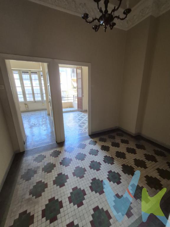 Este piso tiene una localización privilegiada, en calle Castellón, una zona de Russafa próxima al centro de la ciudad, a la estación del Norte y al precioso Parque Central. Conserva todo el encanto de la arquitectura de principios-mediados del siglo XX: techos altos con molduras, suelos decorativos, fachada con un estilo equilibrado y sobrio caractrístico de la arquitectura residencial de la época. En la actualidad, se distribuye en un hall de entrada, cinco habitaciones, un baño y un aseo, cocina independiente con balcón a patio de manzana, salón-comedor y balcón a la calle. La finca dispone de ascensor a cota cero. La vivienda te ofrece la oportunidad de devolverle su esplendor y darle tu toque personal, para convertirla en un espacio único en un barrio muy especial. Si deseas visitarla o tener más detalles, no lo dudes, llámanos.  *Gastos e impuestos no incluidos en el precio.*Este anuncio tiene carácter meramente informativo.De haber un plano, este será puramente orientativo y no vinculante.  