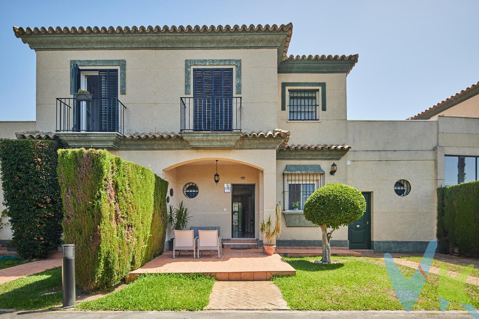 Descripción. Presentamos en exclusiva esta vivienda adosada de 84 m² construidos en una de las zonas más consolidadas de la Costa de la Luz: Novo Sancti Petri, en Chiclana de la Frontera. Se ubica dentro de una urbanización privada con acceso rodado hasta la propia vivienda, lo que permite aparcar frente a la puerta. Un porche de entrada da la bienvenida y, gracias a la orientación este-oeste, se convierte en el mejor lugar de la casa al caer la tarde. Distribución. La planta baja se organiza en torno al salón, que conecta con una terraza-comedor acristalada, un espacio de uso diario durante todo el año. Desde ahí se accede al jardín privado, que enlaza directamente con las zonas verdes comunitarias y la piscina, sin necesidad de salir a la calle. Completan la planta una cocina independiente y un aseo. En la planta primera se sitúan el dormitorio principal y dos dormitorios individuales, además de una terraza con solárium, ideal para tomar el sol con total privacidad. La vivienda es luminosa durante todo el día gracias a su doble orientación este-oeste. Entorno. Novo Sancti Petri es una zona residencial de referencia en la provincia de Cádiz, con campo de golf y centro ecuestre a escasos metros, y con todos los servicios resueltos a pie: supermercados, farmacias, restaurantes, comercio variado y zonas de ocio. La playa de La Barrosa, una de las mejores valoradas del litoral andaluz, se encuentra a solo 2 kilómetros, junto a los principales chiringuitos de la zona. La comunicación con las carreteras principales es excelente, lo que sitúa al alcance destinos como Conil, Vejer de la Frontera, Barbate, Zahara de los Atunes y Tarifa. Una oportunidad para. Familias que buscan una vivienda con espacio exterior propio y entorno seguro; compradores de segunda residencia que quieren disfrutar de la costa gaditana durante todo el año; e inversores interesados en un activo con demanda turística sostenida. . Visitas concertadas previa cita. Contacte con nosotros y le mostraremos la vivienda sin compromiso. Periodo de validez de la publicación 31 Diciembre 2026. Operación sujeta a I.T.P. (7%). Ley 5/2021, de 20 de octubre, de Tributos Cedidos de la Comunidad Autónoma de Andalucía. Honorarios de agencia: 3% más IVA importe honorarios (21%). Se hace constar que la agencia efectúa una labor de intermediación, y que las condiciones finales de la compraventa quedan sujetas a la aceptación expresa de la parte vendedora y a la ulterior formalización del contrato de compraventa. Gastos comprador aproximados conceptos Aranceles notariales y Registro de la Propiedad: 900 € - 1.500 €, variables según operación. (Real Decreto 1426/1989 y Real Decreto 1427/1989). * Estimación tipos generales de gastos de compra según ley en casos generales. Todos los porcentajes son aplicables sobre precio de compraventa del inmueble o valor de referencia catastral. Gastos particulares de financiación por cuenta de comprador no incluidos. Consulte con nosotros si tiene bonificaciones en su caso concreto. Estaremos encantados de asesorarle con todo detalle.