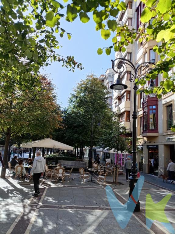VENTA. Piso en pleno CENTRO de GIJON,  En la emblematica Calle La Merced,,  mismo Begoña. La vivienda esta ubicada en una Calle Peatonal. Esta bonita vivienda esta distribuida en tres habitaciones , baño, cocina y salon. La vivienda requiere una reforma integral, distribuccion con muy poco pasillo por lo que se  puede aprovechar toda la superficie para crear espacios abiertos y modernos (concepto abierto de cocina y salón). Una oportunidad única para diseñar una vivienda totalmente a tu gusto en una de las zonas más cotizadas y con más vida de la ciudad.La vivienda se encuenta en una zona peatonal y muy exclusiva, a un paso del paseo de Begoña, Plaza del Parchis y escasos metros de la Playa de San Lorenzo., Puerto Deportivo y Plaza Mayor.Es un piso ideal para  convertirlo en tu hogar ideal en pleno centro de Gijon, es una opcion ideal para inversores que buscan alta rentabilidad en alquiler residencial, vacacional.. o segunda vivienda contando con todas las comodidades y servicios a la puerta: comercio local, restauración, colegios y transporte público. ..  para disfrutar plenamente de la ciudad sin necesidad de tener que desplazarse.No deje de visitarlo le encantara!!En el precio del inmueble no estan incluidos los gastos de registro, notaria e impuesto de trasmisisones.