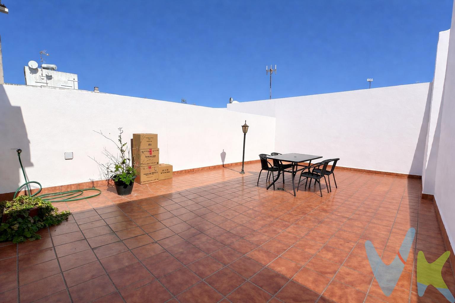 Imagina abrir la puerta de tu nuevo hogar en plena calle Ancha, en Chiclana de la Frontera, y sentir desde el primer momento la calidez de un espacio pensado para disfrutarse. Este acogedor primer piso, con aproximadamente 70 utiles ,y 90 construidos, te envuelve con una distribución cómoda y funcional. Contiene fotos con inteligencia Artificial. Nada más entrar, la luz natural del salón te llama. Su amplio ventanal con orientación suroeste deja pasar los rayos del sol durante gran parte del día, iluminando cada rincón y creando una atmósfera cálida que casi se puede sentir en la piel. Es ese lugar donde apetece sentarse, relajarse y dejar que el tiempo pase.también cuenta con aire acondicionado. La cocina, con salida a un patio interior pequeño, ideal para usarlo de desahogo. . Los dormitorios invitan al descanso. El principal, con su armario empotrado y aire acondicionado, transmite orden y confort, mientras que el segundo también con armario empotrado,se adapta a tus necesidades: habitación, despacho o espacio creativo. Desde uno de ellos se accede a un amplio patio, un pequeño refugio donde crear tu propio oasis: plantas, lectura, momentos de desconexión… un lugar que se vive y se siente. El baño, con ventilación natural gracias a sus ventanas, aporta frescura y bienestar en el día a día, convirtiendo las rutinas en momentos agradables. Aquí no solo compras una vivienda, sino una forma de vivir: la luz que ves, la tranquilidad que escuchas, la brisa que sientes, los momentos que saboreas y el hogar que empiezas a imaginar. En cumplimiento de las obligaciones de información previstas en la Ley 10/2025, de 28 de diciembre, de servicios de atención a la clientela y transparencia, así como en la normativa sectorial vigente, se hace constar que el precio indicado no incluye los gastos e impuestos inherentes a la adquisición, los cuales se desglosan a continuación:. Impuesto sobre transmisiones Patrimoniales (ITP): se aplicará el tipo impositivo vigente en la Comunidad Autónoma de Andalucía (generalmente el 7% (32.550,00 €), sin perjuicio de tipos reducidos del 6 %, 3,5%, 1,2% o 1% aplicables según las circunstancias personales del comprador o las características del inmueble). El impuesto se devenga sobre el valor de referencia de catastro o el precio de venta, aquel que resulte superior. Gastos de Notaría: los honorarios notariales se calculará conforme al arancel oficial regulado en el Anexo I, del Real Decreto 1426/1989, de 17 de noviembre, por le que se aprueba el arancel notarial. Gastos de Registro: la inscripción en el registro de la propiedad se facturará según el arancel oficial establecido en el Anexo I del Real Decreto 1427/1989 de 17 de noviembre por el que se aprueba el arancel registral. Gastos de Gestión: ( varía según si el comprador necesita financiación o no para poder comprar la vivienda,) por la tramitación administrativa, liquidación de impuestos e inscripción registral ascienden aproximadamente a 600 € (iva incluido).Honorarios de la Agencia del vendedor: incluidos en el precio PVP. Honorarios de la Agencia del Comprador: se informa que existen honorarios profesionales a cargo del adquirente, en aquellos casos, en que se hubieran contratados servicios de encargo de compra. NO VINCULADOS AL PRECIO DE COMPRA. Para una información exhaustiva sobre el funcionamiento, tipos impositivos y bonificaciones del ITP en Andalucía, puede consultar el portal oficial de la Agencia Tributaria de la Junta de Andalucía