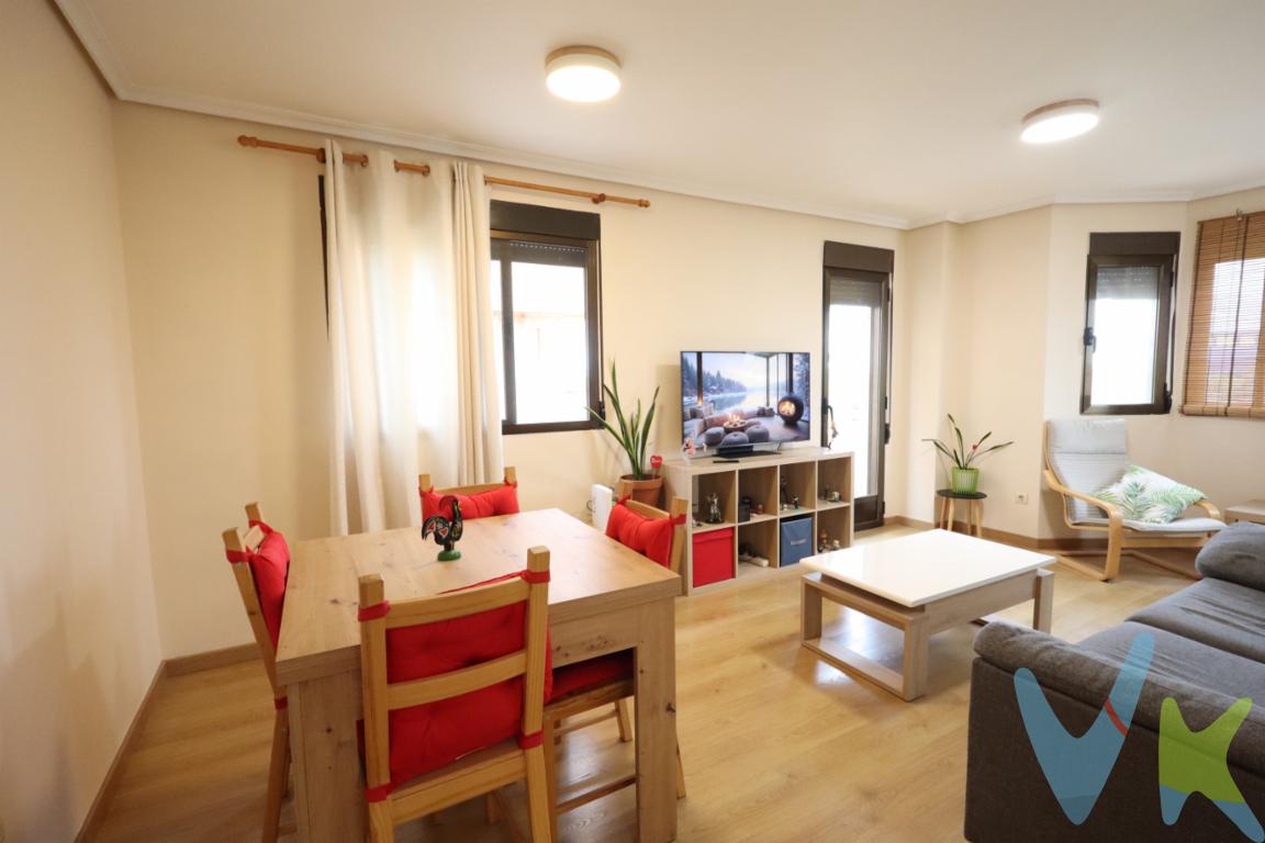  Descubra la oportunidad única de adquirir un encantador piso en la localidad de Alfafar, un espacio que combina comodidad, funcionalidad y una excelente ubicación. Esta propiedad, construida en el año 2004, se presenta como una opción ideal para quienes buscan un hogar acogedor y bien comunicado.Con una superficie útil de 75 metros, el piso ofrece un diseño eficiente que maximiza cada rincón. Al entrar a mano izquierda será recibido por un luminoso salón que proporciona una atmósfera cálida y acogedora, perfecta para relajarse o disfrutar de momentos especiales con familiares y amigos. Los espacios amplios y bien distribuidos del inmueble permiten una decoración a su gusto, creando el ambiente que siempre ha deseado.La propiedad cuenta con tres confortables habitaciones, ideales para la vida familiar o para convertirse en un área de trabajo y descanso. Cada habitación está diseñada para garantizar su privacidad y tranquilidad, convirtiéndose en un refugio personal donde relajarse al final del día. La luminosidad natural que inunda estas estancias añade un toque especial, haciendo del hogar un lugar perfecto para recuperar energías.La cocina, completamente equipada con electrodomésticos modernos y funcionales, invita a disfrutar de la gastronomía en su máxima expresión. La disposición de los muebles ofrece suficiente espacio para preparar deliciosas comidas, además de facilitar una organización óptima de los utensilios. La convivencia en esta área se convierte en un placer, con la posibilidad de compartir agradables momentos con sus seres queridos mientras se cocina.Además de las características de las estancias, el piso incluye un práctico garaje, lo que resulta ser un gran valor añadido. La posibilidad de contar con un lugar seguro para su vehículo es un aspecto muy apreciado, especialmente en una localidad con creciente actividad. La comodidad de tener su coche a un paso le permitirá disfrutar de una vida sin preocupaciones.Ubicado en la segunda planta de un edificio bien mantenido, el inmueble se encuentra en una zona tranquila pero a la vez cercana a todos los servicios que puede necesitar. La cercanía con estaciones de tren y paradas de autobús garantiza una excelente comunicación tanto con la ciudad como con los alrededores, facilitando la movilidad diaria y el acceso a otros puntos de interés. Esta conexión con el transporte público resulta ser muy conveniente para aquellos que desean desplazarse sin complicaciones.El entorno ofrece una amplia gama de servicios que enriquecen la calidad de vida. Desde supermercados y comercios locales hasta instalaciones deportivas y áreas verdes, todo se encuentra a una corta distancia. Este hecho contribuye a crear un estilo de vida equilibrado donde se pueden disfrutar tanto de momentos de ocio como de las rutinas diarias.En resumen, esta estupenda propiedad en Alfafar se presenta como una excelente oportunidad de adquisición. Si está buscando un hogar que ofrezca comodidad, cercanía al transporte público y un ambiente acogedor, no dude en programar una visita. Le invitamos a conocer este encantador piso, donde cada rincón cuenta su propia historia. Aquí encontrará el espacio ideal que ha estado buscando para construir su futuro. No deje pasar esta oportunidad, un nuevo hogar le espera. 