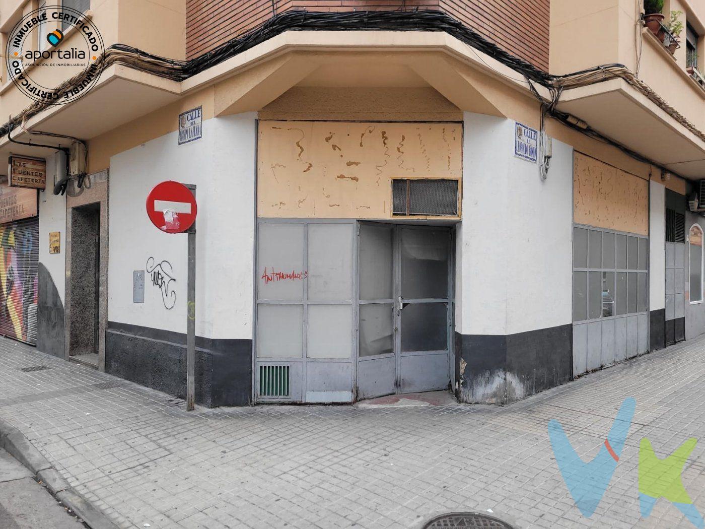 Calle Obispo Laplana esquina con Leopoldo Romeo. Económico local en planta calle de 37 m2 y con fachada de 14 metros. Dispone de sala central y baño. Suelos de gres. Zona muy comercial y transitada, perfecta para emprender tu negocio. Llámanos para visitarlo!!. **NOTA HISTÓRICA: Estuvo en el Seminario de Barbastro. Cursó tres años de Derecho canónico y uno de Teología en la Universidad Pontificia de Zaragoza, donde obtuvo el doctorado en Sagrada Teología. Se ordenó presbítero el 25 de septiembre de 1898. Desde 1902 a 1912 ejerció la docencia en el Seminario conciliar de Zaragoza. . Gastos de compraventa e intermediación no incluidos. . 