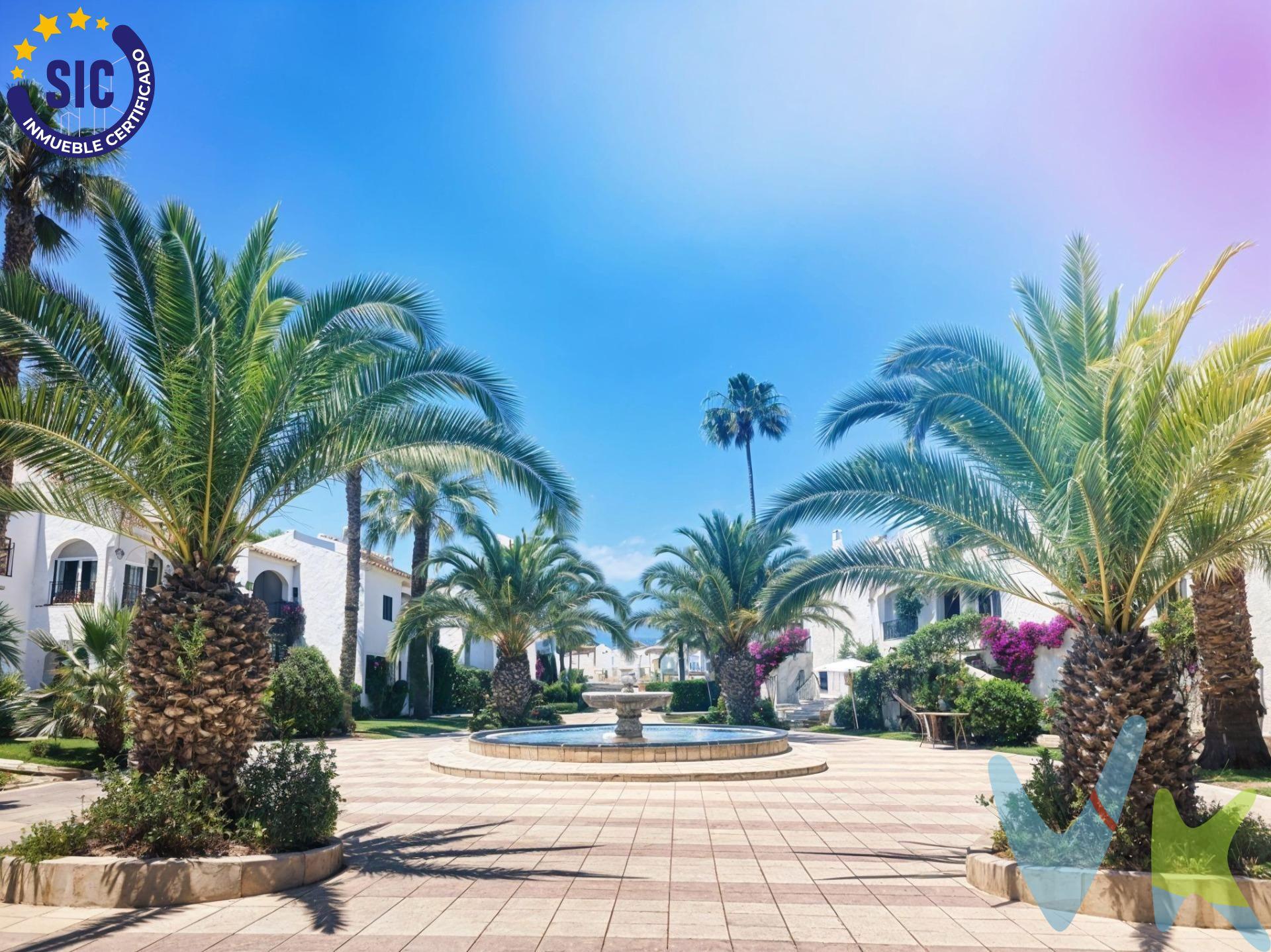 ¡Alerta! Nuestras fotos se han 'disfrazado' por Halloween. 👻 Desliza para ver la vivienda real (y sin fantasmas). Para quien se guía por lo que ve. Este apartamento te da la bienvenida con un diseño moderno y luminoso. La cocina. destaca por sus muebles azules y la encimera blanca, un contraste que aporta un. toque de personalidad. Desde el salón, un amplio ventanal ofrece vistas a los. jardines y las palmeras de la urbanización, creando una conexión visual con el. exterior. Cada espacio está bañado en luz natural, realzando los acabados de alta. calidad y la cuidada decoración. Para quien busca la tranquilidad. Este hogar es un oasis de calma, lejos del ruido. En la urbanización Toscamar, un espacio. de más de 20.000 m2 de jardines, disfrutarás del sonido de la naturaleza. Escucha el canto. de los pájaros o el suave murmullo del agua en las piscinas. Este lugar te ofrece un. ambiente sereno para relajarte y desconectar. Para quien necesita sentir el hogar. Siente el confort al entrar en este apartamento de 69 m2. La distribución es fluida y. funcional: te moverás con facilidad desde la entrada al salón y comedor, conectando con la. cocina y pasando a las dos habitaciones y un baño, donde todo se siente a mano. El. suelo cerámico con acabado de madera te ofrece una sensación cálida y moderna. Cada. rincón ha sido optimizado para que te sientas cómodo, seguro y en casa desde el primer. momento. Una Urbanización Completa para tu Estilo de Vida. Residencial Toscamar es una comunidad privada pensada para tu bienestar. Además de. sus extensas zonas verdes, cuenta con dos piscinas, canchas deportivas (baloncesto,. fútbol, voleibol y tenis), mesas de ping-pong, y zonas de juego para niños. También. encontrarás una cafetería y un club de buceo, todo ello en un entorno idílico entre el mar y. la montaña. Este apartamento no es solo una vivienda, es el lugar perfecto para tu nuevo estilo de. vida. Llámanos hoy para agendar una visita y sentirlo por ti mismo.