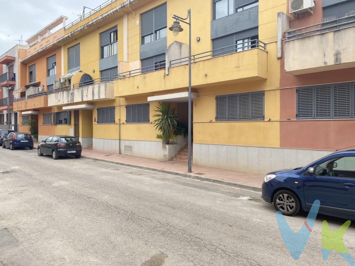 Descubre este atractivo piso en venta ubicado en la tranquila y acogedora ciudad de Alginet, concretamente en la Calle Hort de Feliu con una superficie construida de 102 m². El inmueble se encuentra en buen estado general, listo para ser habitado o reformado a tu gusto. Dispone de tres habitaciones: una doble que aporta comodidad y dos sencillas ideales para niños o como oficinas; además incluye dos baños completos que garantizan funcionalidad tanto para familias como parejas. Como valor añadido, el piso ofrece plaza parking incluida dentro del precio así como acceso cercano al metro lo cual facilita los desplazamientos diarios hacia otras zonas cercanas o ciudades vecinas. Este es sin duda un hogar ideal si buscas calidad vida cerca del centro urbano pero alejado del bullicio diario.