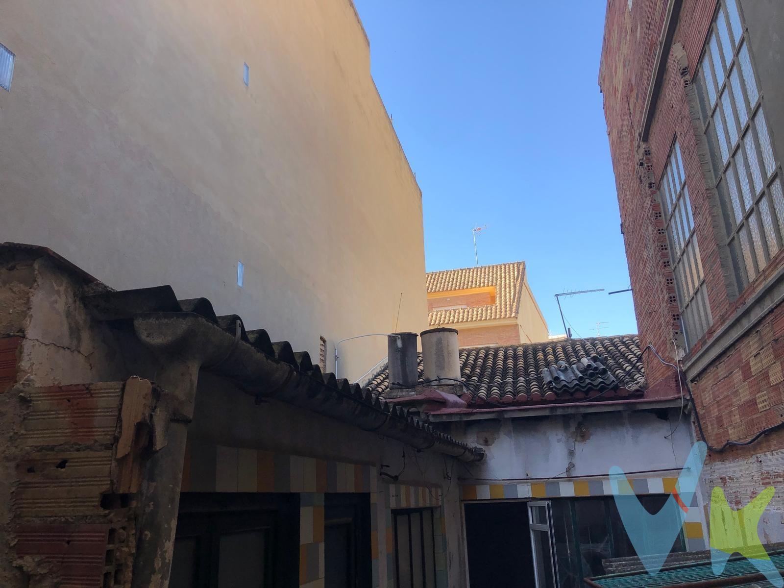 ¿Te imaginas diseñando cada rincón de tu próxima casa? Esta vivienda de 78 m' te ofrece la oportunidad perfecta para empezar desde cero y adaptarla al 100% a tus necesidades y estilo de vida. La propiedad, ubicada en una primera planta, destaca por su excelente distribución potencial: cuenta con espacio para un salón luminoso, cocina, baño, dormitorio principal y dos habitaciones perfectas para los niños o para teletrabajar. Pero lo mejor te espera fuera: una terraza privada de 12 m', el espacio perfecto para tus cenas de verano, tener tus plantas o relajarte al aire libre. La vivienda necesita una reforma integral y la actualización de los suministros (luz y agua), ofreciéndote la seguridad de estrenar instalaciones totalmente nuevas y eficientes. Todo esto en una ubicación inmejorable en Benetusser, rodeado de todos los servicios necesarios para el día a día. Las oportunidades así vuelan. ¡Llámanos y ven a proyectar tu futuro hogar!. VENTA:. PVP 80.000€. Gastos e impuestos no incluidos en el precio. La compra conlleva impuestos y gastos de formalización para el comprador. A título orientativo se informa que en segundas transmisiones el ITP con carácter general en Valencia es del 10%, pudiendo existir otros tipos impositivos atendiendo a las circunstancias personales del comprador u otras circunstancias previstas legalmente. Base imponible del impuesto el mayor valor entre el precio de compraventa, la tasación o el valor de referencia catastral. En cuanto a los gastos de notaría y registro, en su caso, suelen oscilar aprox. entre 1,5% y 2,5% (aranceles variables según precio, n.º de copias y complejidad). El comprador elige notario. Si el comprador precisase de hipoteca: tasación, condiciones y costes bancarios serán según entidad elegida por el comprador, así como los gastos de gestoría, y cualesquiera otros gastos inherentes a la formalización de la compraventa que legalmente correspondan a la parte compradora, salvo pacto expreso en contrario con el vendedor. El consumidor tiene, conforme a la normativa vigente, a su disposición información y documentación adicional relativa al inmueble y condiciones de la compraventa, que podrá ser consultada en C/Joaquín Costa 4, bajo 46005 Valencia o urbe2@remax.es. Honorarios de mediación inmobiliaria a cargo del COMPRADOR: (3.000€ del precio final de venta más IVA (21%), salvo otro pacto.); y de VENDEDOR (según acuerdo con el mismo). Se informa al consumidor que la agencia actúa como intermediaria inmobiliaria en la operación, estando cualquier eventual compraventa y sus condiciones sujeta a la aceptación expresa del propietario-vendedor y a la posterior formalización del correspondiente contrato.