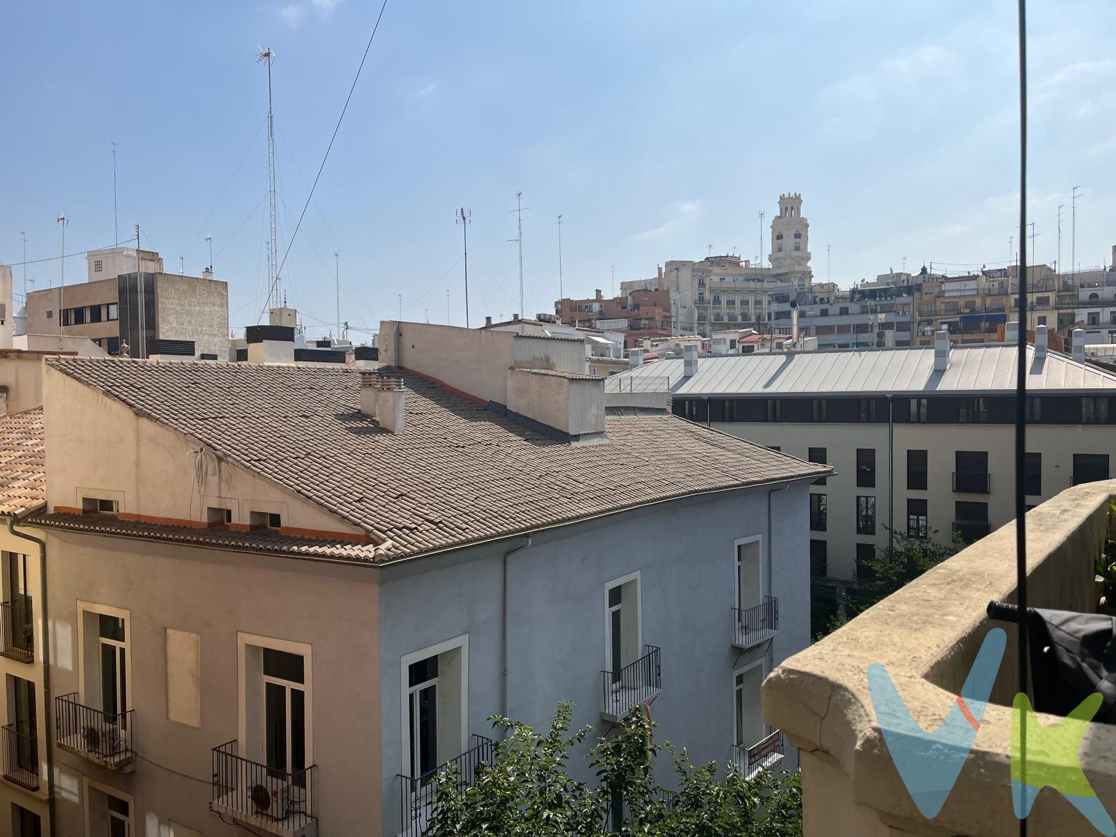 Te presentamos esta vivienda señorial en edificio rehabilitado junto al Mercado Central. Perfecta para ti, si  tienes familia numerosa  o estas acostumbrado a viviendas amplias. Se trata de un inmueble de 6 dormitorios, 5 de ellos enormes. Con muchísima capacidad de armarios empotrados, y dos baños completos. Una espaciosa cocina equipada, donde podrás poner una mesa para los desayunos o cenas rapidas. Se trata de un inmueble muy luminoso. por su altura y orientación SUR y además tiene un estrechito y largo balcón. Que decir del salón, ese gran espacio común, donde compartir momentos de ocio y descanso con amigos, o incluso familiares. No lo dudes y ven a verla. A un paso del Mercado CEntral, La Universidad Católica o la Europea, perfectamente comunicada con los demás campus universitarios de Valencia. Paradas de Bus y Metro muy próximas, todos los servicios muy cerca, cines, teatros, restaurantes. Por disposición exclusiva del propietario, comercializamos este inmueble en exclusiva, garantizando acceso completo a la información, un servicio de alta calidad y un proceso sin complicaciones ni interferencias de terceros. Se solicita respetuosamente no molestar al propietario, a los ocupantes o a los vecinos. Agradecemos tu comprensión. Si eres agente inmobiliario y tienes un cliente interesado, llámanos; estaremos encantados de colaborar. Se informa que los textos, fotografías, imágenes u otro contenido en este anuncio son de carácter informativo y no contractual.