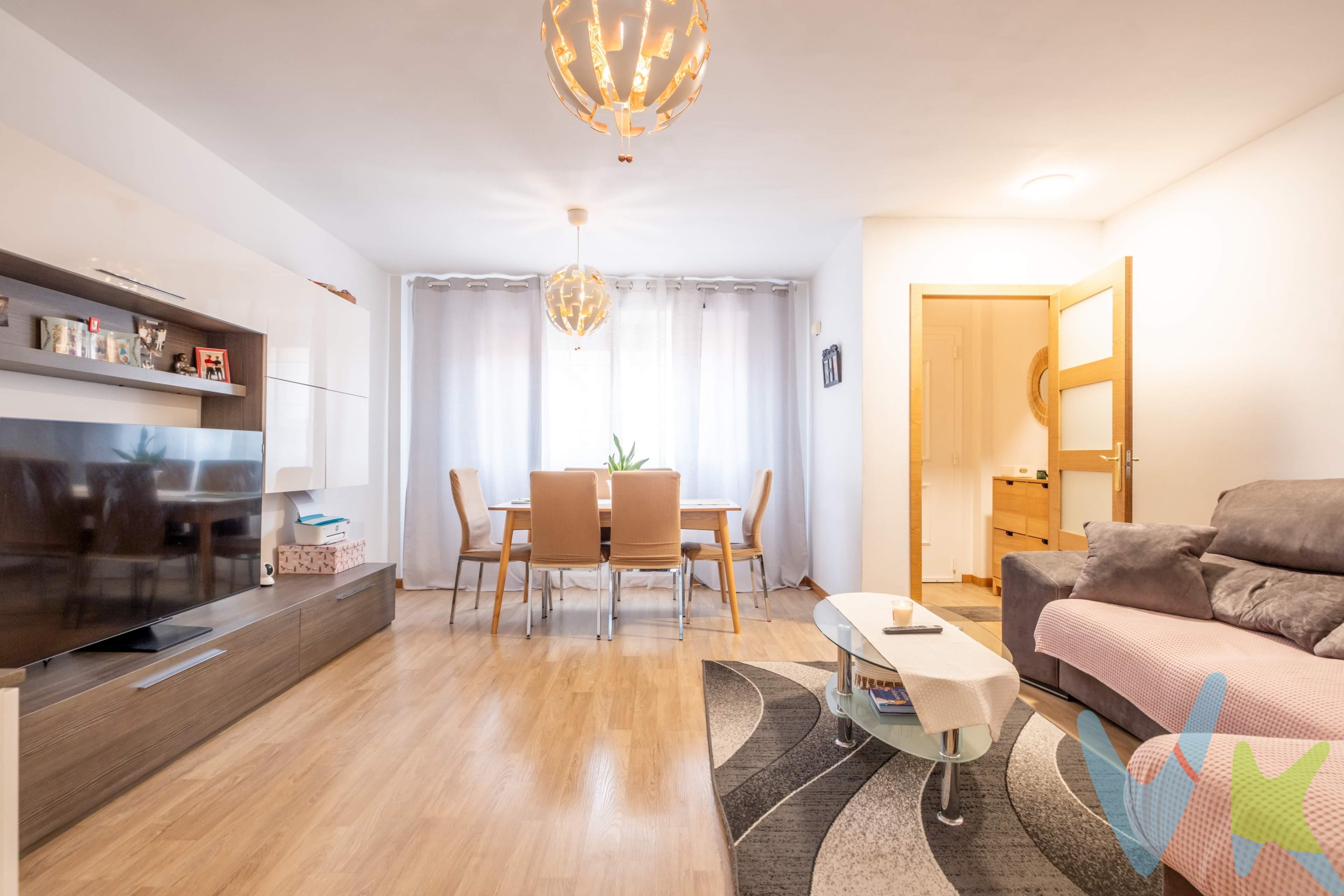 Ubicación estratégica: Pinseque a un paso de todo. Este unifamiliar adosado no solo es una casa, es calidad de vida. Situado en la Avenida Zaragoza, disfrutarás de la independencia de un adosado con la practicidad de tener el supermercado y la parada de autobús casi en la puerta. Conectividad total con Zaragoza en un entorno tranquilo. Distribución pensada para el día a día:. La vivienda se distribuye en tres plantas optimizadas para el confort:. - Planta Calle: El escenario de tu vida diaria. Un salón-comedor de grandes dimensiones inundado de luz natural, con acceso directo a una terraza privada donde desayunar al aire libre. La cocina tipo office es amplia y funcional, complementada con un práctico baño en planta. - Primera Planta: Tu zona de descanso. Dispone de 3 dormitorios luminosos perfectos para el descanso de los niños, un despacho o tu dormitorio principal, junto a un baño completo. - Planta Sótano (-1): Mucho más que un garaje. Un espacio versátil con capacidad para dos vehículos y una bodega espectacular montada como salón-comedor, ideal para disfrutar todo el año. ¿Es esta la casa donde verás crecer a tus hijos? Ven a visitarla y siente el espacio por ti mismo. **Precio y Gastos**. En el precio de venta publicado no se incluyen los impuestos legalmente establecidos ni gastos derivados de la compraventa y de la inscripción del inmueble (I.T.P., Notaría y Registro de la Propiedad)