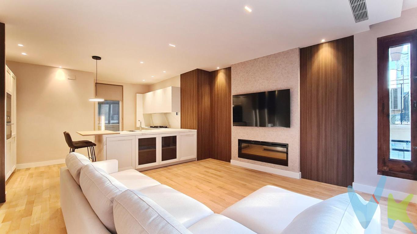  ¡Descubre tu nuevo hogar en el corazón de Valencia!  RACASA TORRES DE QUART te presenta  EXCLUSIVA vivienda completamente reformada a estrenar. Ubicada a metros de la Plaza la Virgen, en el Corazón de la Ciutat Vella - La Seu  y a metros del cauce del Río Turia.  Este inmueble ofrece todo lo necesario para vivir con comodidad y estilo en una de las áreas más privilegiadas de la ciudad.La vivienda se encuentra en la segunda planta de un edificio clásico con encanto cuya fachada ha sido rehabilitada con ascensor.  La superficie construida es de  188 m2, todo el espacio ha sido reformado  con materiales de la mejor calidad combinando lo mejor de lo clásico y lo moderno. Un equilibrio ideal entre la solidez de la arquitectura tradicional y las comodidades contemporáneas.  La distribución está muy bien pensada dado que cuenta con un amplio recibidor, un  amplio y luminoso salón comedor con amplios ventanales, es perfecto para relajarse o para recibir invitados, creando una atmósfera social y cálida. Desde aquí, accedes a un encantador balcón, permitiendo disfrutar de una vista privilegiada de las calles históricas de Valencia.La cocina abierta con isla , equipada con todos los electrodomésticos necesarios, hará que cocinar sea una experiencia placentera y eficiente. Su diseño funcional optimiza el uso del espacio, permitiendo una organización práctica y sencilla.Los 3 dormitorios son dobles con baños en suite  y uno de ellos con un gran vestidor. También tiene un aseo de cortesía.Cabe destacar los detalles con los que cuenta la vivienda como su  distribución, dado que está diferenciada la zona de día de  la zona de noche, sus techo ALTOS de 2,80 metros y la chimenea decorativa en el salón. Además de sus excelentes acabados como el suelo de parquet, cocina con bancada de porcelánico, aire acondicionado frío/ calor por conductos en todas las estancias, calefacción por radiadores.No pierdas la oportunidad de visitar este piso excepcional, que ofrece elegancia, comodidad y una ubicación privilegiada. Estamos seguros de que una vez que lo veas, entenderás por qué es la opción perfecta para ti. Te invitamos a concertar una visita para experimentar de primera mano todo lo que este magnífico inmueble tiene para ofrecer.Estamos a tu disposición para responder cualquier pregunta que tengas y para facilitarte toda la información necesaria. ¡No dejes pasar esta oportunidad única de adquirir un inmueble excepcional!   