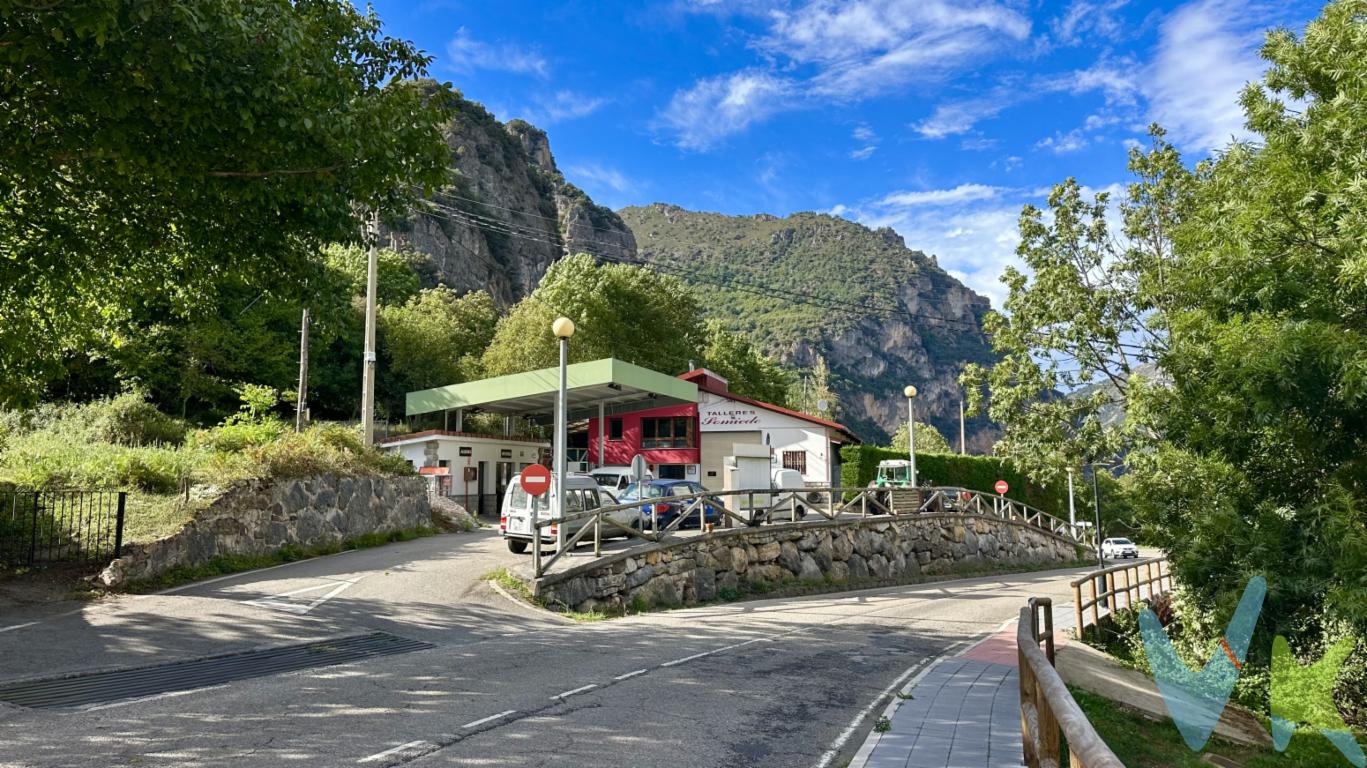  Oportunidad empresarial excepcional en Somiedo: estación de servicio, taller en pleno funcionamiento y apartamento, todo en un mismo conjunto.Es la única gasolinera del concejo de Somiedo y de aproximadamente 30 km a la redonda, lo que le proporciona una posición estratégica y una importante área de influencia, tanto para residentes como para visitantes y profesionales que recorren la zona.La propiedad dispone de una nave destinada a taller, actualmente en funcionamiento y con todas las licencias correspondientes, ofreciendo una segunda actividad complementaria a la estación de servicio.Sobre la nave se encuentra un apartamento con dos entradas: una principal con acceso exterior independiente y otra con acceso directo al interior del concesionario y taller.Una oportunidad única para adquirir un negocio en funcionamiento con gran valor añadido.Honorarios de intermediación inmobiliaria a cargo del vendedor y honorarios de mediación inmobiliaria del 2% más I.V.A. a cargo del comprador. El consumidor tiene derecho, conforme a la normativa vigente, a disponer de información y documentación adicional relativa al inmueble y condiciones de la compraventa, accesible en la sede física de la agencia en la calle Corín Tellado 1 bajo de Gijón o a través del correo electrónico info@tufincagestion.com. La agencia actúa exclusivamente como intermediaria en la operación. Cualquier compraventa y sus condiciones quedan sujetas en todo caso a la aceptación expresa del vendedor del inmueble y a la posterior formalización del correspondiente contrato. El presente anuncio tiene carácter meramente informativo; la información suministrada se corresponde con la disponible a la fecha de publicación, pudiendo variar en función de las circunstancias o actualizaciones legales, contractuales y fiscales. Gastos e impuestos no incluidos en el precio. A título orientativo, en segundas transmisiones, el comprador abonará el Impuesto sobre Transmisiones Patrimoniales (ITP). Para consultar los porcentajes del ITP en Asturias puede hacerlo a través de la web oficial de servicios tributarios del Principado de Asturias https://sede.tributasenasturias.es/sites/sede/default/es_ES/Que-quieres-hacer/Transmisiones-Patrimoniales-y-AJD. La base imponible será el mayor valor entre precio de compraventa, tasación o valor de referencia catastral. Gastos de notaría y registro aranceles variables según precio, número de copias y complejidad). El comprador escoge libremente notario. El vendedor asume, por ley, los gastos que le correspondan, salvo pacto en contrario. Si se precisa hipoteca: Tasación, condiciones y costes bancarios según entidad elegida por el comprador; así como los gastos de gestoría y cualesquiera otros inherentes a la formalización de la compraventa. De acuerdo con la ley, no se incluyen en el precio otros gastos o tributos que legalmente correspondan al comprador.  