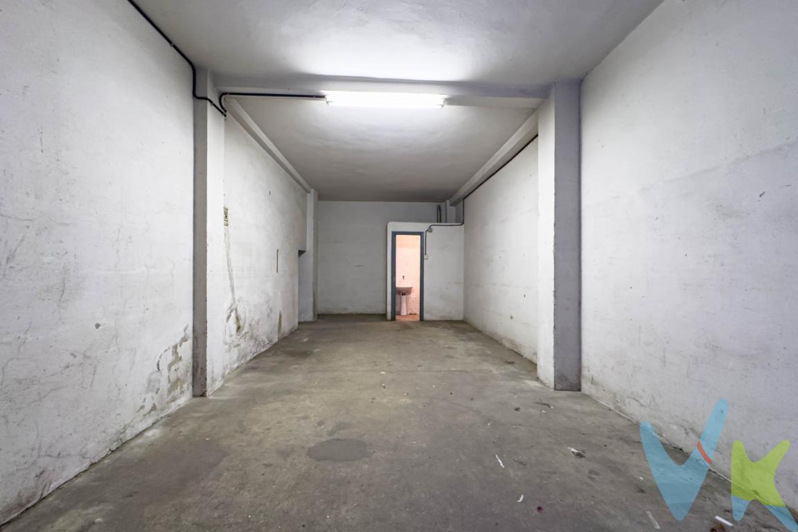 Se ofrece local en bruto, anteriormente utilizado como garaje, con 45 m² construidos. Ubicado paralelo a la Avenida de la Costa, a un paso del centro, combina excelente ubicación y fácil acceso.Características principales:Ideal para emprendedores o inversores que busquen un espacio versátil y cercano al centro de la ciudad.Posibilidad de transformar según las necesidades del comprador.Ubicación estratégica, cercana a comercios, transporte y servicios del centro.Acceso a pie de calle desde vía secundaria, ideal para negocio, almacén o taller.Espacio diáfano listo para reformar y adaptar a cualquier actividad comercial u oficina. Se informa a los interesados que el precio de venta indicado no comprende los honorarios al comprador de la agencia inmobiliaria, el Impuesto de Transmisiones Patrimoniales (ITP) ni los gastos asociados a la compraventa (notaría, registro de la propiedad y otros)