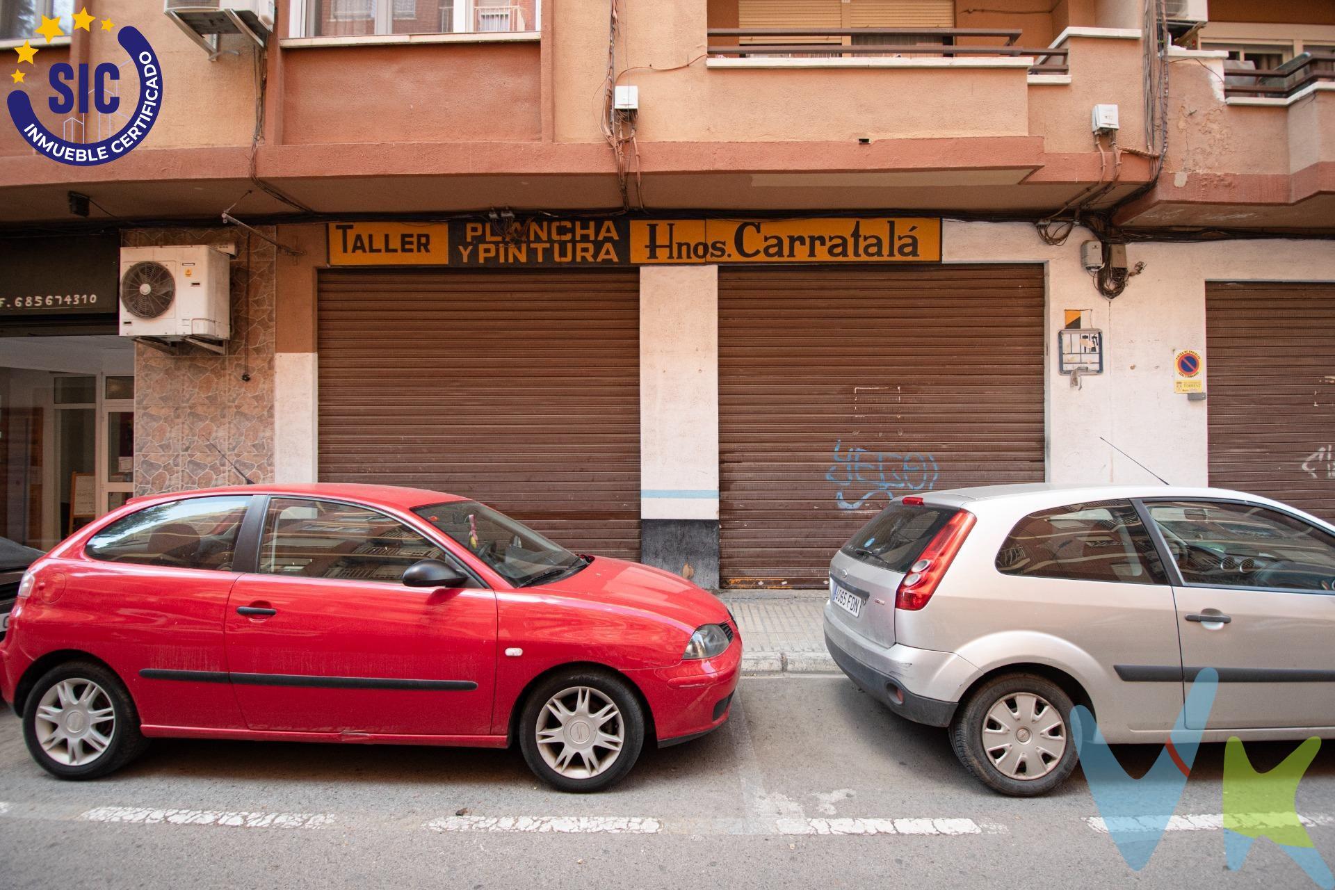 Se ofrece amplio local comercial en la Calle 25 de Abril de Torrent, ubicado en una zona consolidada y rodeada de todo tipo de servicios y comercios. El local dispone de 166 m² completamente diáfanos, ofreciendo un espacio versátil y con múltiples posibilidades para adaptarlo a diferentes tipos de actividad. Cuenta con entrada mediante dos puertas, buena altura interior, un baño independiente y un altillo actualmente acondicionado como despacho u oficina. Su distribución abierta permite diseñar el espacio a medida, ya sea para comercio, almacén, academia, gimnasio, oficinas, exposición o cualquier proyecto profesional. Se encuentra a tan solo unos minutos andando de la estación de metro Torrent Avinguda, con excelente conexión al centro de Torrent y Valencia. Además, en los alrededores encontrarás supermercados, cafeterías, farmacias, colegios, paradas de autobús y todo tipo de servicios que aportan comodidad y movimiento a la zona. Imagínate creando aquí tu propio negocio, dando forma a ese proyecto que llevas tiempo pensando o invirtiendo en un espacio con gran potencial en una de las zonas más prácticas y accesibles de Torrent. Un local amplio, con personalidad y listo para adaptarse a tus ideas. El local no dispone de salida de humos, por lo que no es apto para actividades de restauración que la requieran. No obstante, resulta ideal para una amplia variedad de negocios y usos profesionales. Actualmente no dispone de suministros de luz ni agua dados de alta. Ahora es el momento de convertir ese proyecto en realidad. Ven a verlo y descubre todo el potencial que puede ofrecerte este espacio. Mobiliario, vehículos y otros elementos decorativos y personales de la propiedad no incluidos. Impuestos, gastos de compraventa, intermediación y financiación no incluidos.