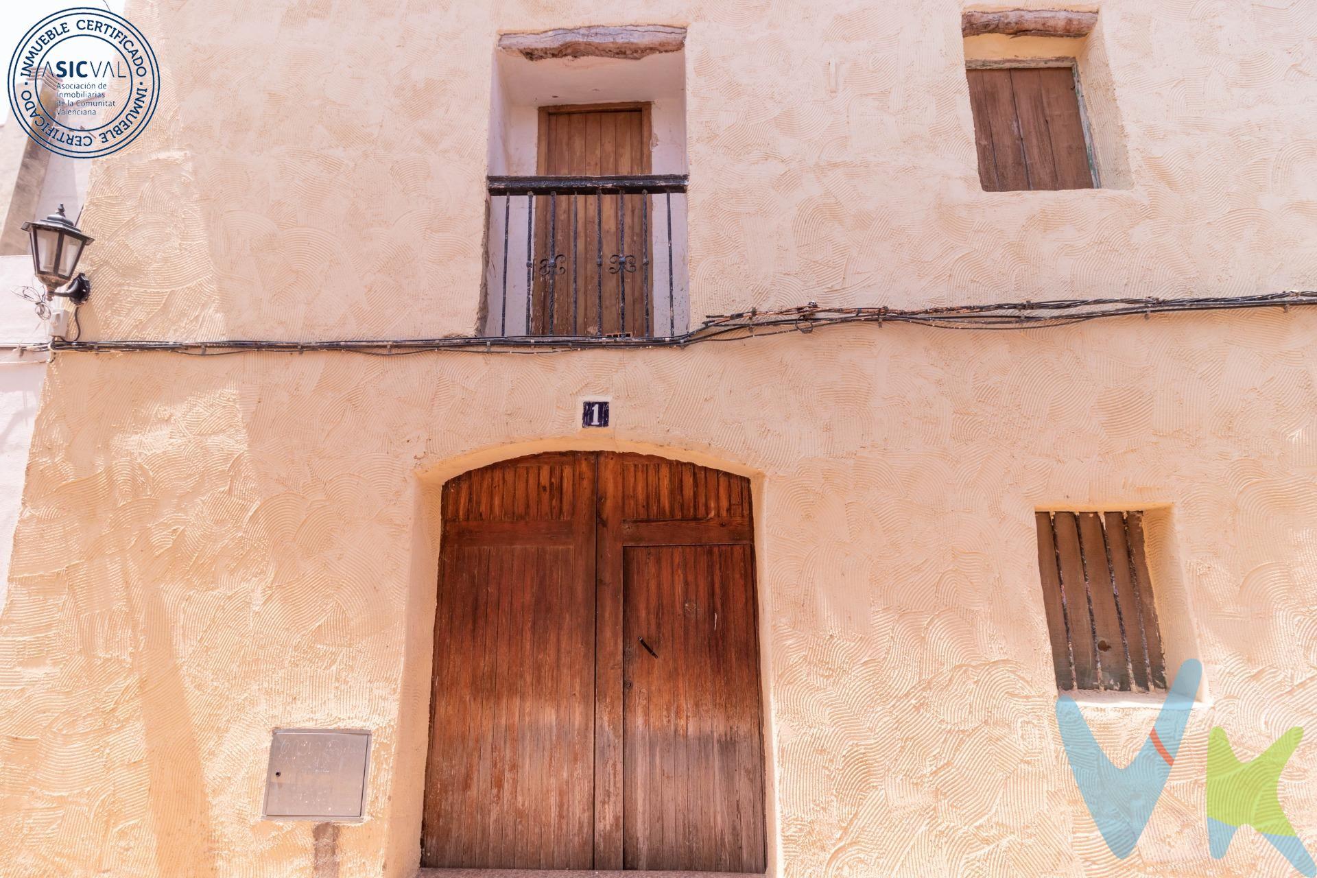 Este solar de 150.54 m² se encuentra ubicado en una zona privilegiada de Canet Den Berenguer, donde podrás disfrutar tanto del sol como el agua cristalina del litoral valenciano cerca de tu hogar. Un lugar perfecto si buscas invertir tus recursos y tiempo para tener la casa que siempre has querido a medida. Además, su orientación este-oeste te asegura luz natural durante todo el día. Aunque requiere reformas, estará situado muy próximo a todos los servicios necesarios: hospitales, colegios o supermercados lo cual es un gran beneficio al momento buscar comodidad diaria. Comunicaciones directas con la A-23, A-7 y E-15, a 25 minutos de la ciudad de Valencia y a 35 minutos de la ciudad de Castellón. . Con centros comerciales como L'Epicentre y Vidanova Park. . En la ciudad de Sagunto donde va ha ser ubicada la fabrica Wolkswagen de baterías eléctricas, una buena ciudad para vivir o para invertir. “El precio indicado no incluye gastos ni otros conceptos. A tal efecto, se informa que al referido precio habrá que añadirle los gastos propios de la transmisión inmobiliaria, entre los que cabe enumerar los siguientes: honorarios notariales, impuesto al que se encuentre sujeta la transmisión (Impuesto sobre el Valor Añadido o Impuesto sobre Transmisiones Patrimoniales y Actos Jurídicos Documentados, según el caso), gastos de inscripción en el Registro de la Propiedad”. Los Honorarios de la inmobiliaria y los gastos de segregación de la parcela en este caso están incluidos en el precio. Por mandato expreso del propietario, comercializamos este inmueble en exclusiva, por lo que garantizamos un servicio de calidad, un trato fácil, sencillo y sin interferencias de terceros. Por este motivo, se ruega no molestar al propietario, a los ocupantes de la propiedad, a los vecinos, o conserjes del edificio o urbanización si los hubiera. Muchas gracias por su comprensión. Si usted es agencia inmobiliaria y tiene un cliente para este inmueble, llámenos, estaremos encantados de colaborar en esta y otras operaciones. Este inmueble se vende en cuerpo cierto y las medidas expuestas en el anuncio son aproximadas.