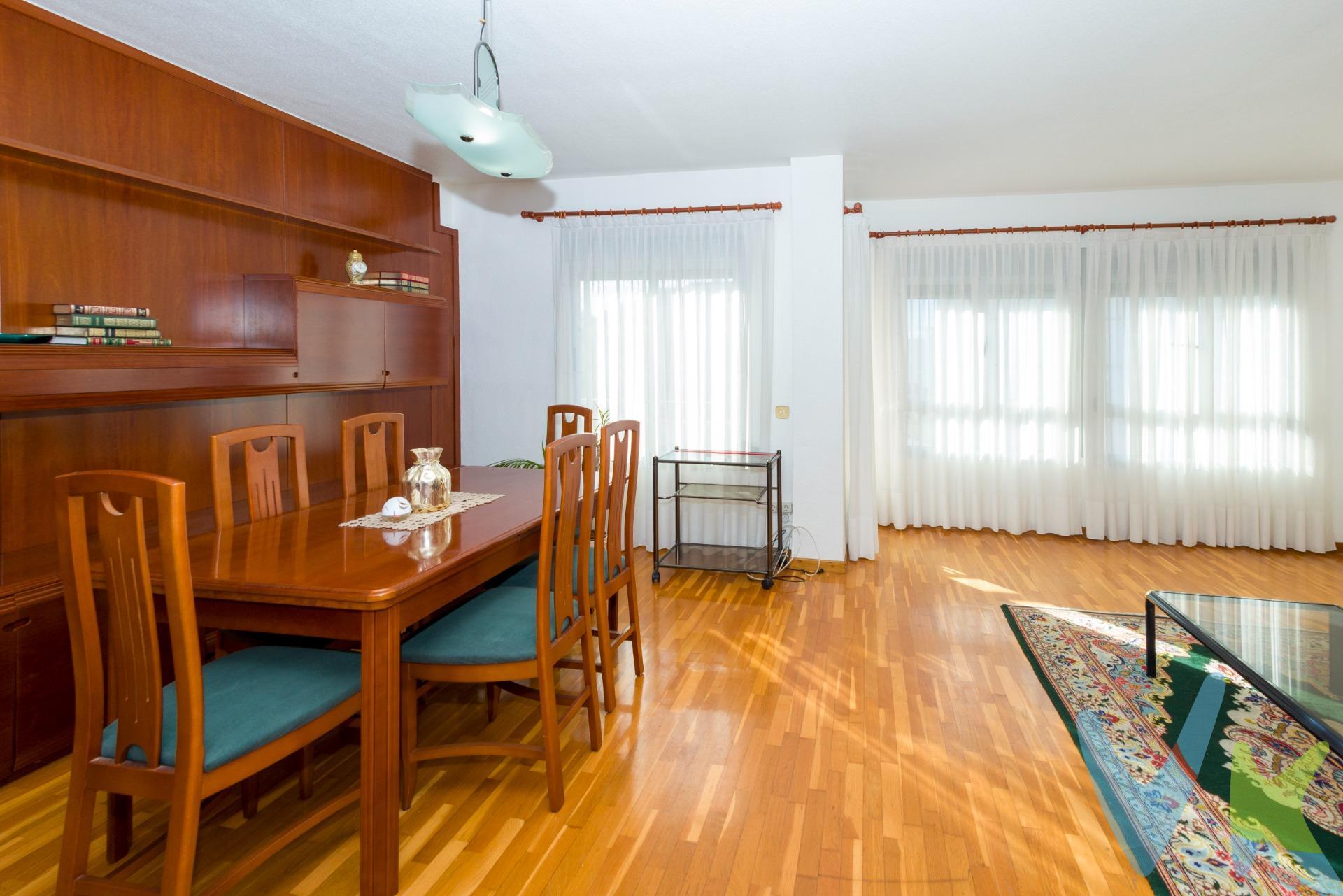 Amplia y luminosa vivienda en Plaza Clavé – Centro de Castellón** ✨. Descubre esta magnífica vivienda en plena Plaza Clavé, una de las zonas más céntricas y demandadas de Castellón, ideal para quienes buscan espacio, luz y una ubicación inmejorable. El piso cuenta con 3 habitaciones, perfectas para familias, despacho en casa o espacios polivalentes, y 2 baños completos que aportan comodidad al día a día. Su excelente distribución permite disfrutar de estancias amplias y bien diferenciadas. El salón, especialmente amplio y muy luminoso, junto a la cocina, se convierte en el auténtico corazón del hogar: un espacio perfecto para reuniones, descanso y vida familiar, bañado por la luz natural durante gran parte del día. Una vivienda ideal para quienes desean vivir en el centro de Castellón con amplitud, luz y comodidad, sin renunciar a una distribución práctica y acogedora. Dispone de una plaza de garaje muy próxima a la vivienda, pero no en el mismo edificio. Por mandato expreso del propietario comercializamos este inmueble mediante contrato de multi-exclusiva, por el cual numerosas agencias colaboradoras, nacionales e internacionales, ofrecen esta vivienda a sus potenciales compradores, todo ello garantizando un servicio de calidad, un trato fácil, sencillo y sin interferencias de terceros, ya que la gestión es a través de nuestra agencia. *Impuestos, gastos de compraventa tales como honorarios agencia y financiación no incluidos. . . 