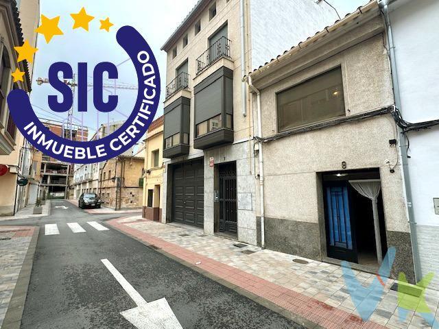 Casa de planta baja y dos alturas en la zona de la Ronda Magdalena. Muy bien ubicada con todo tipo de servicios. Está de origen pero muy bien conservada  y consta de:. Planta baja: entrada a vivienda hacia un comedor-salón y a la cocina. Al fondo un baño completo con ducha. Planta primera: 1 habitación  con su vestidor y un baño completo con bañera, 1 habitación doble y otra simple. Planta segunda: 1 habitación doble con un trastero y con salida a terraza de unos 11 m desde donde se accede a otra habitación. Hazte la vivienda a tu gusto. Con el precio tienes dos plazas de garaje en la Plaza Islas Columbretes de concesión administrativa hasta el año 2058. !!!PREGUNTA POR MI SIN COMPROMISO!!!!