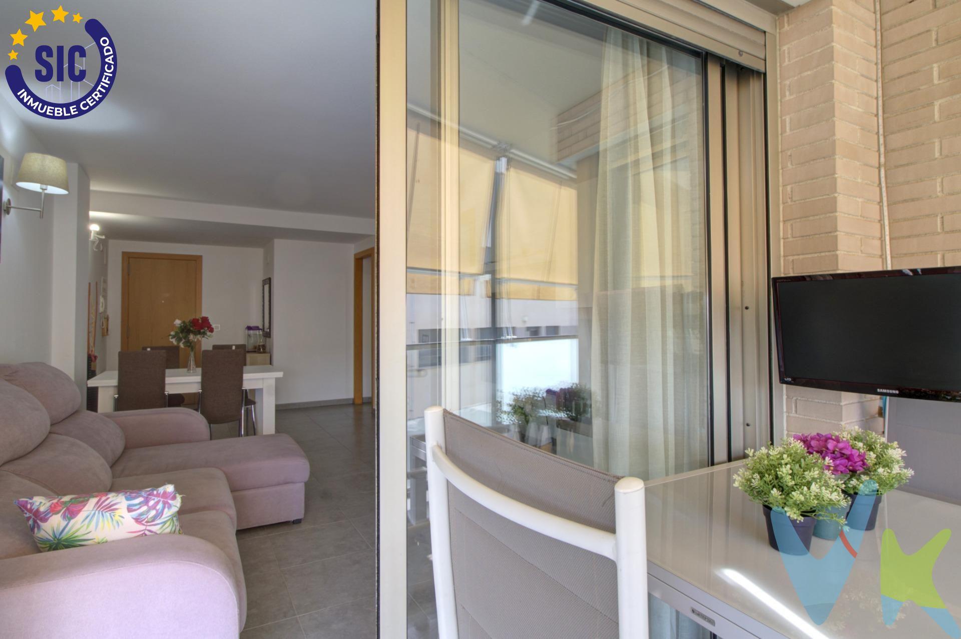 Imagina despertar cada mañana con la suave luz del sol colándose por tu ventana, mientras disfrutas de un café en tu propia terraza, respirando la brisa mediterránea que llega desde la playa – a sólo 4 km de tu hogar. Bienvenido a este luminoso piso de 86,2 m² construido en 2011, pensado para hacerte la vida más fácil y confortable desde el primer día. Aquí no hay esperas ni reformas costosas: un hogar “para entrar a vivir” que te ahorra tiempo y dinero, algo que hoy en día vale oro. Con sus tres dormitorios, cada miembro de la familia tendrá su rincón de paz; y para esas tardes de verano, nada mejor que refrescarse en la piscina de la urbanización  con los niños o tu pareja. Vivir en Almenara es apostar por la tranquilidad sin renunciar a la comodidad: supermercados, colegios y parques a un paso, y todos los servicios del centro al alcance de tu mano. Imagínate recogiendo a los peques tras el cole, comprando en el mercado local y volviendo a casa a refrescaros en el agua cristalina de la piscina. El aire acondicionado central garantiza el máximo confort en cada estación, y los toldos de la terraza te permitirán disfrutar del exterior tanto a la hora de la siesta como al caer la tarde. Suelos cuidados, iluminación natural y una distribución que maximiza cada metro cuadrado convierten este piso en el refugio ideal para familias y parejas que buscan un estilo de vida relajado, luminoso y con la brisa del mar siempre presente. Para completar el todo una plaza de parking.  Ven a conocerlo y déjate envolver por ese ambiente único de urbanización con piscina, rodeada de todos los servicios y a un paso de la playa. ¡Tu nueva vida en Almenara te está esperando!. Si lo necesitas, te ayudamos con la financiación. Los impuestos, gastos de notaría, registro y honorarios de agencia no están incluidos en el precio de venta. Para mayor seguridad en la compraventa, todas nuestras viviendas poseen FICHA DE CERTIFICACIÓN DE INMUEBLES registrada por la Asociación de Inmobiliarias de la Comunidad Valenciana ASICVAL. Antes de comprar o de entregar las arras, pida el Certificado de la vivienda para estar seguro y tran-quilo sobre la situación legal, urbanística y de cargas de la misma. INMOBILIARIA QUASABLANQUA está inscrita en el Registro de Agentes de Intermediación Inmobiliaria de la Comunidad Valenciana RAICV. Almenara, ubicada entre Castellón y Valencia, es de fácil acceso por la autovía A10 o la N-340 y cuenta con una estación de tren en la línea Valencia-Barcelona. A solo 4 km, se encuentra la playa Casablanca, con suave arena dorada y grava, ideal para disfrutar del clima mediterráneo. El paisaje de Almenara combina montañas, marjales, arrozales, lagunas y playas. Cerca del núcleo urbano, se encuentra el paraje natural de los Estanys, hábitat de diversas aves. La playa de Almenara, con Bandera Azul, ofrece chiringuitos y heladerías en primera línea, y una atractiva oferta gastronómica en su barrio marítimo. Almenara es un destino donde naturaleza, historia y playas se unen en perfecta armonía. 